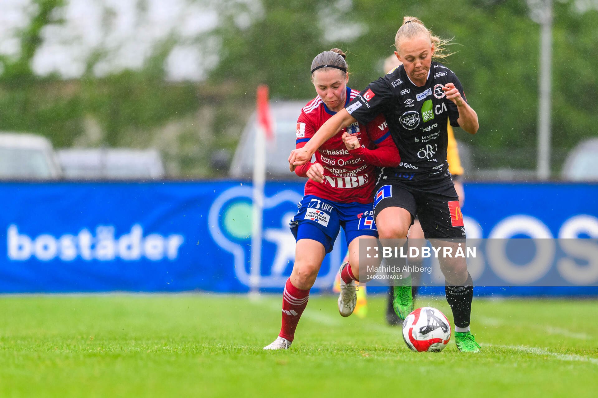 Vittsjös Heidi Kollanen och KIF Örebros Molly Johansson under fotbollsmatchen i Damallsvenskan mellan Vittsjö och KIF Örebro den 30 juni 2024 i Vittsjö.