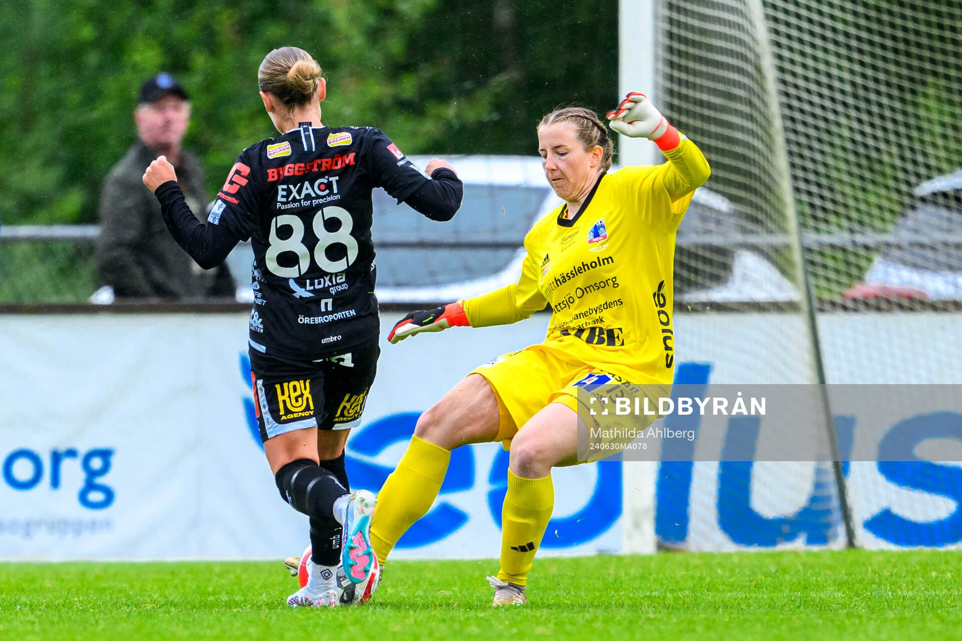 KIF Örebros Maja Bodin och Vittsjös målvakt Elin Vaughan