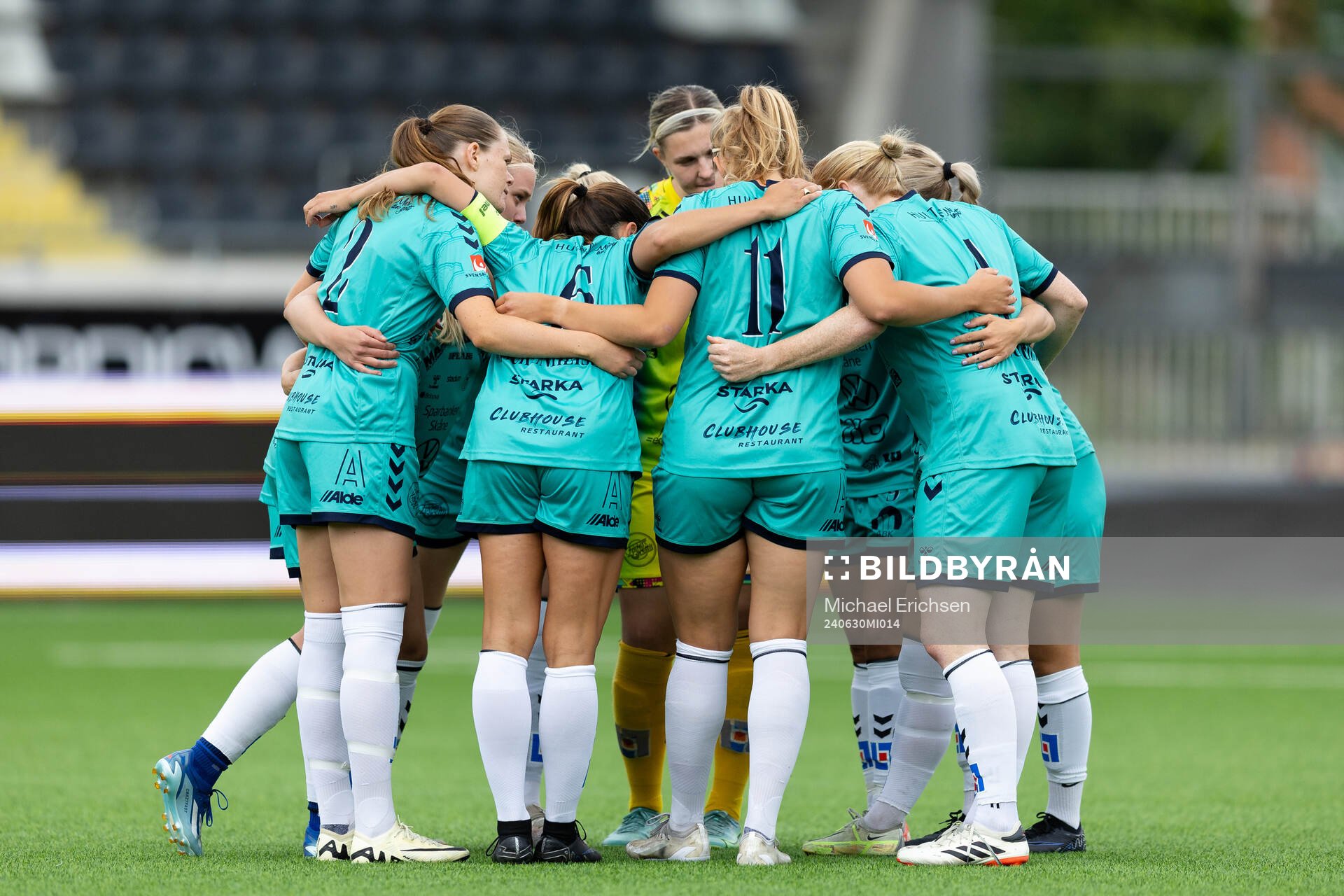 Kristianstads spelare samlade innan fotbollsmatchen i