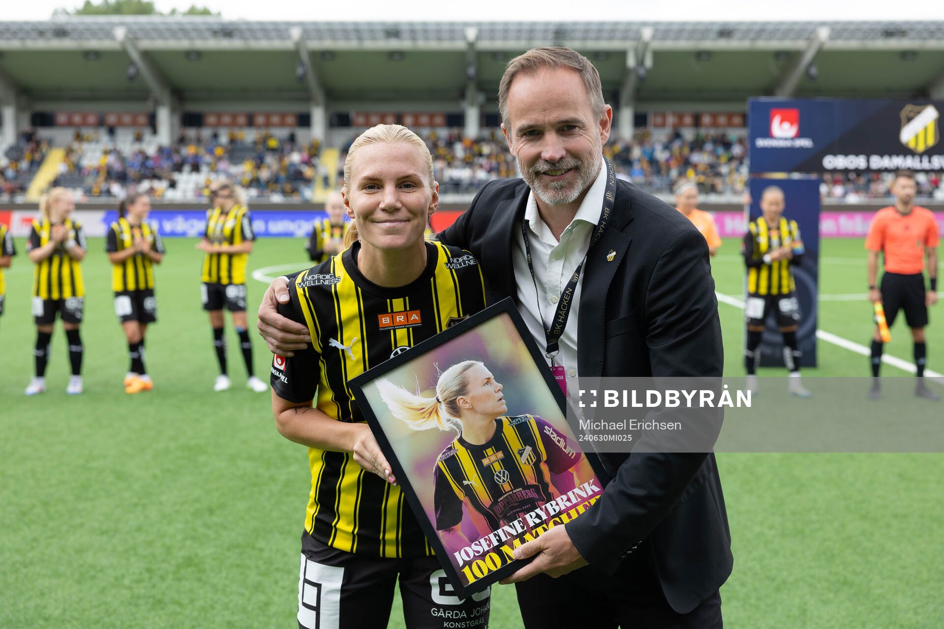 Häckens Josefine Rybrink uppvaktas för sina 100 matcher i