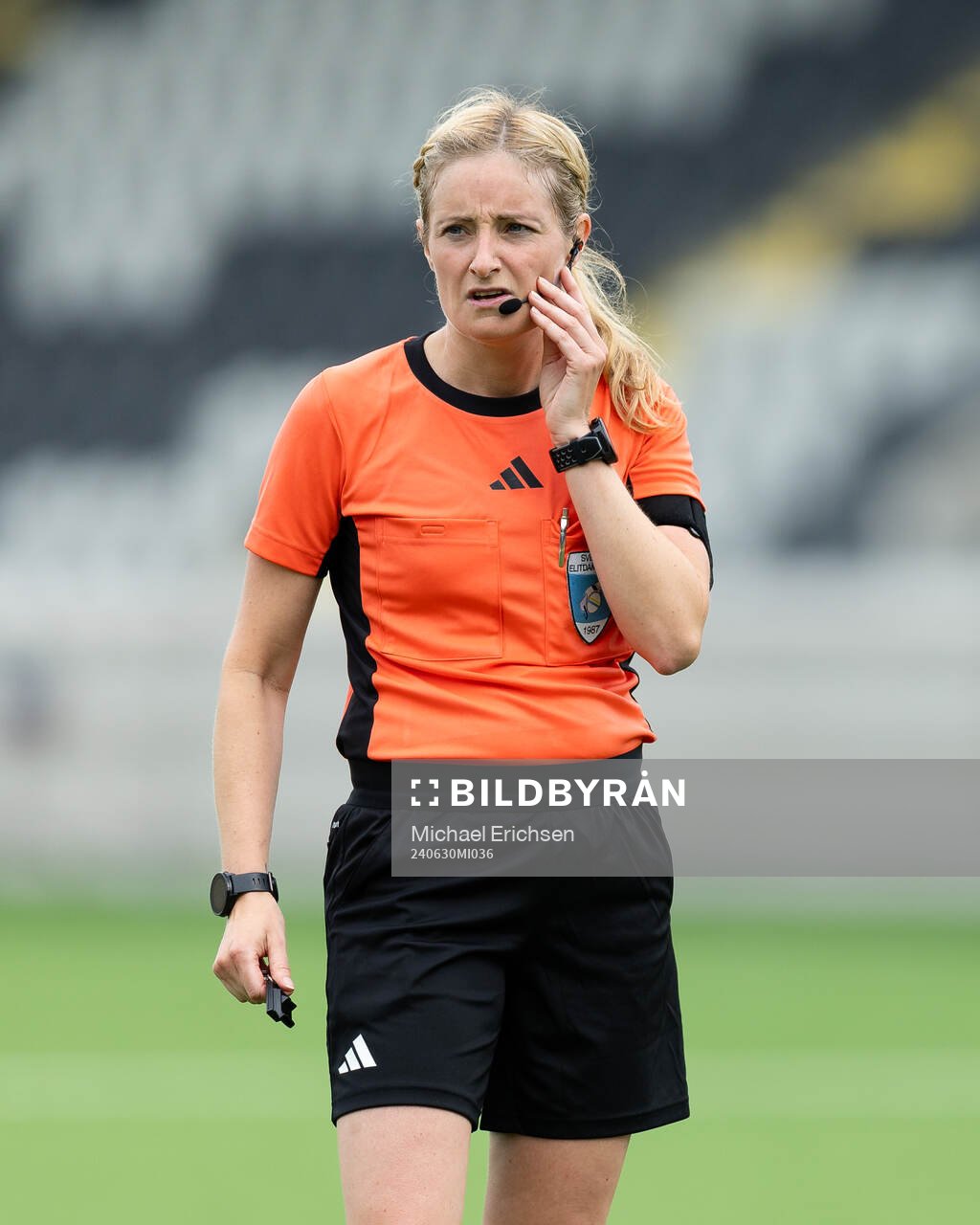 Domare Eva Svärdsudd under fotbollsmatchen i Damallsvenskan mellan Häcken och Kristianstad den 30 juni 2024 i Göteborg. 