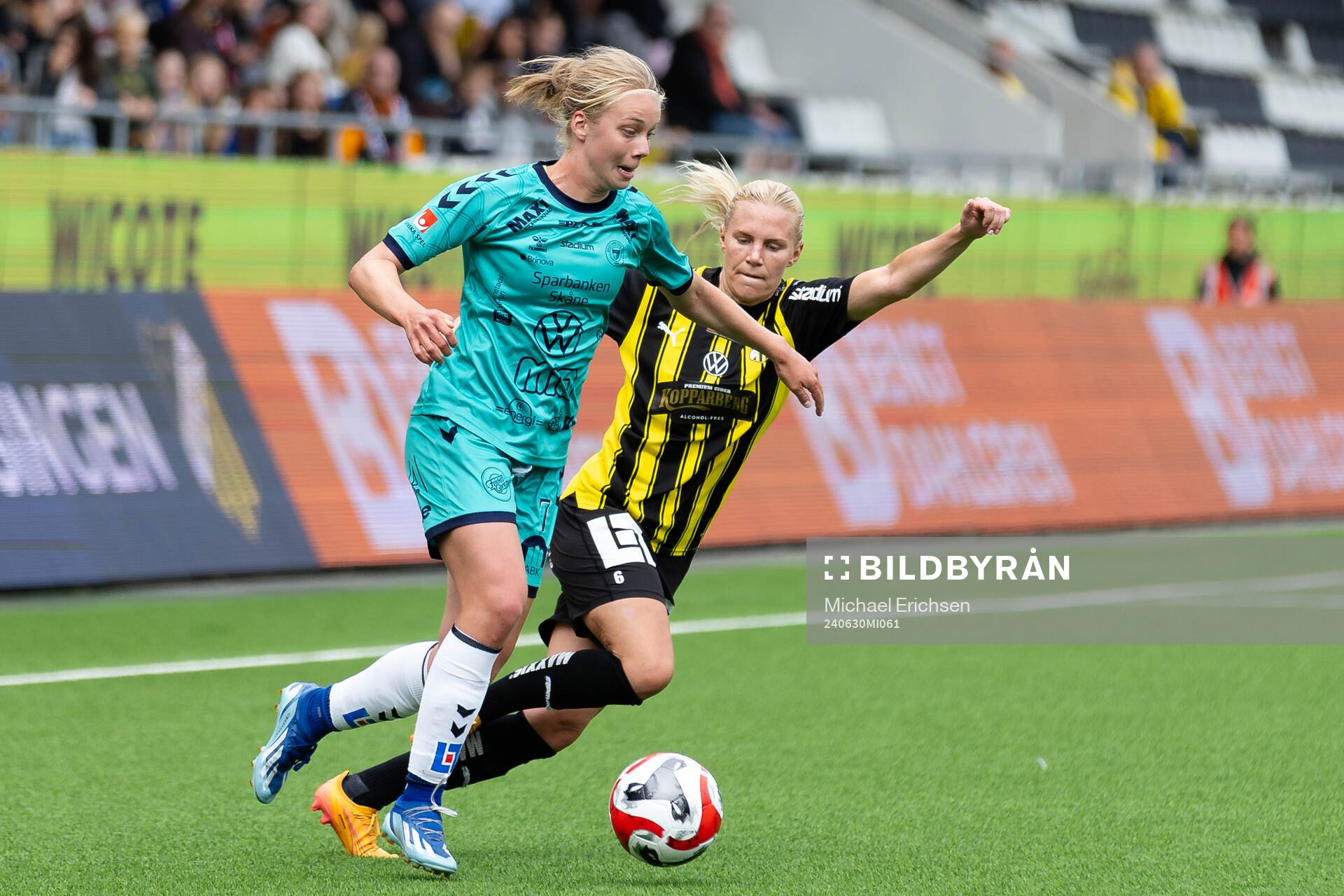 Kristianstads Katla Tryggvadottir och Häckens Josefine Rybrink under fotbollsmatchen i Damallsvenskan mellan Häcken och Kristianstad den 30 juni 2024 i Göteborg.