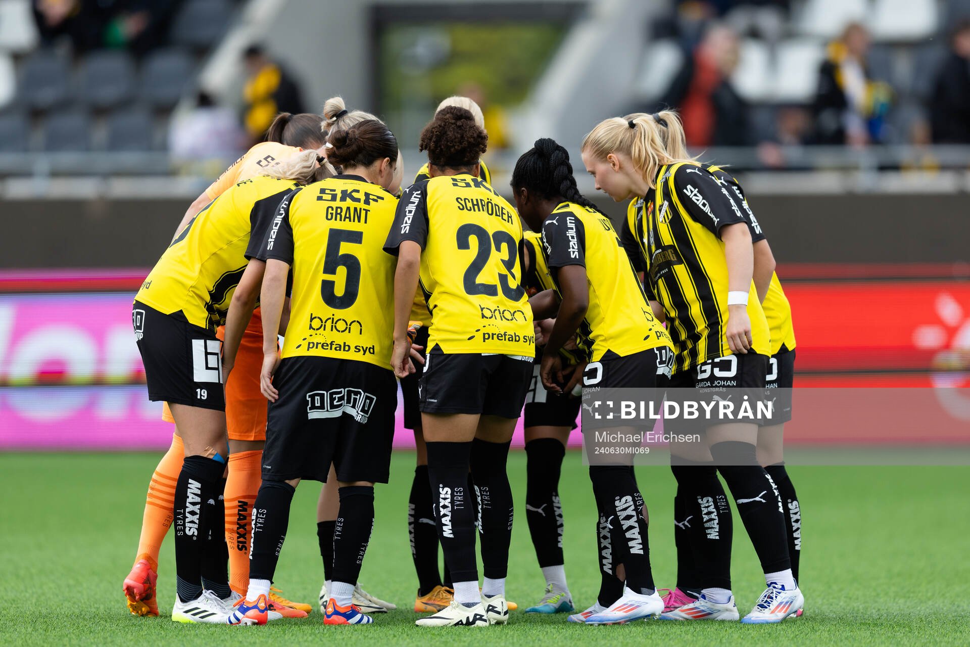 Häckens spelare samlade innan fotbollsmatchen i