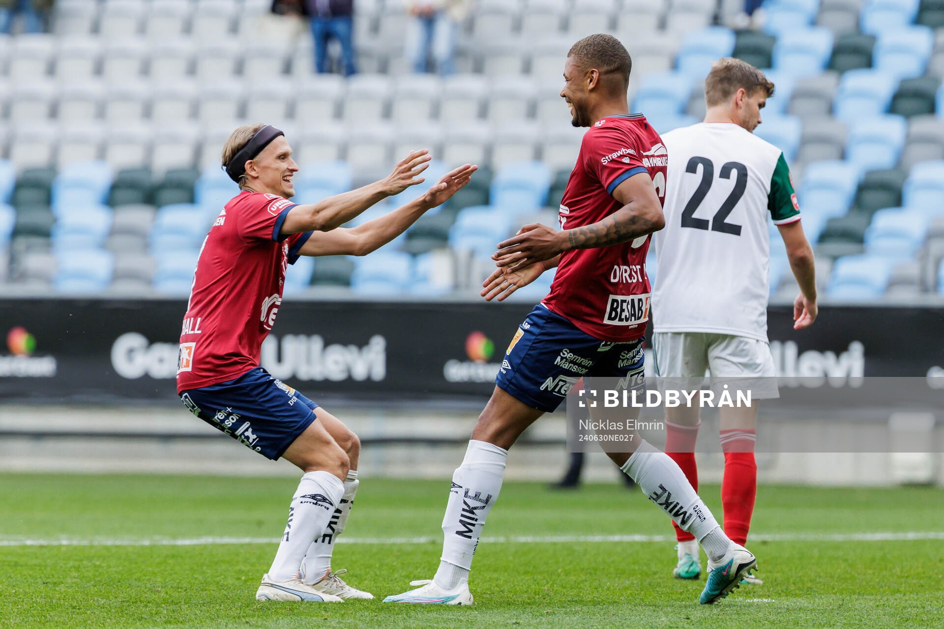 Örgrytes Charlie Vindehall och Mikael Dyrestam jublar efter 2-0 under fotbollsmatchen i Superettan mellan Örgryte och Skövde AIK den 30 juni 2024 i Göteborg.