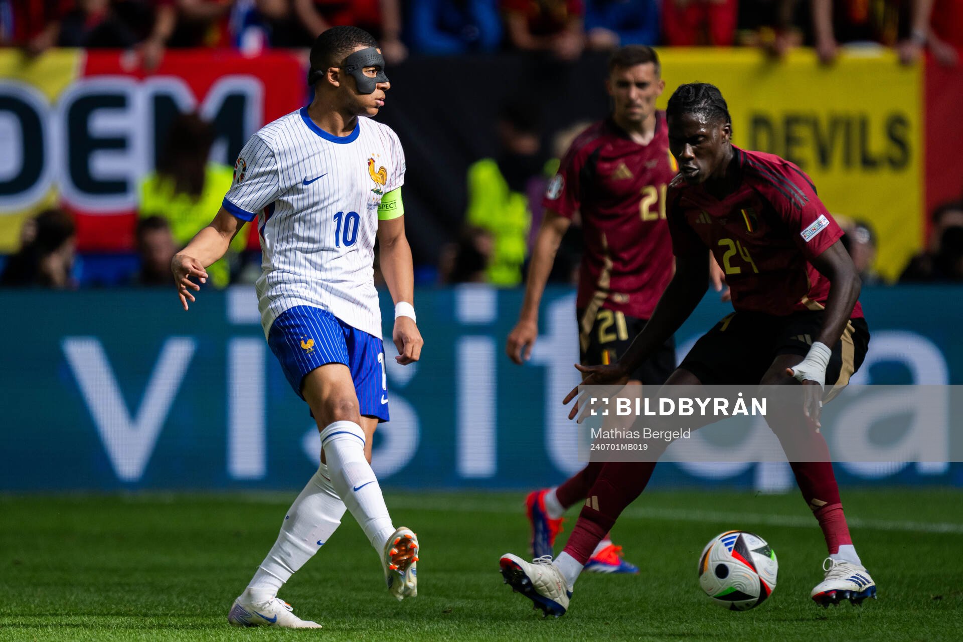 Kylian Mbappé of France and Amadou Onana of Belgium