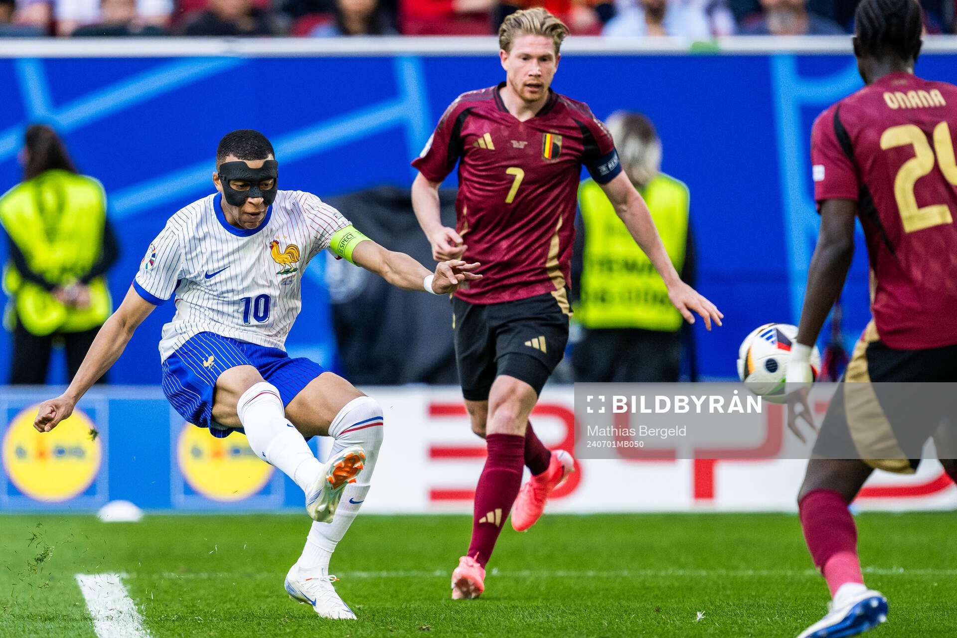 Kylian Mbappé of France and Kevin De Bruyne of Belgium