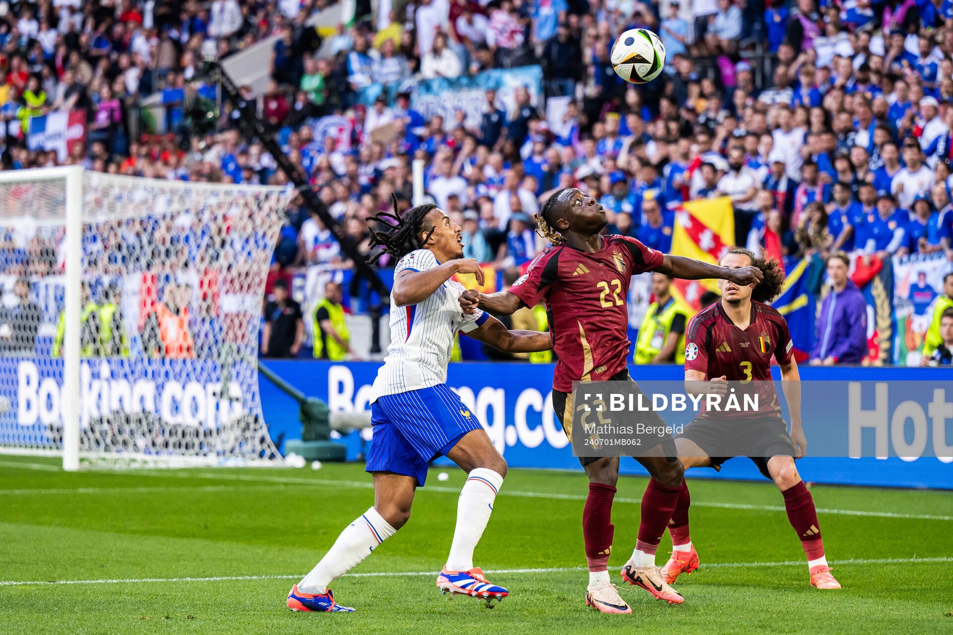 Jules Koundé of France and Jeremy Doku of Belgium