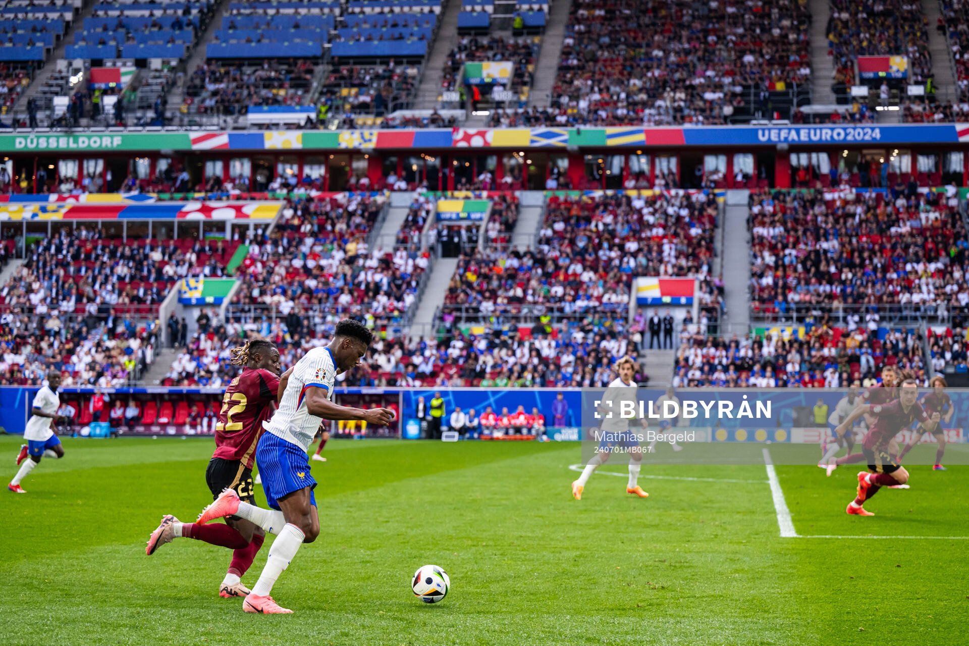 Jeremy Doku of Belgium and Aurélien Tchouameni of France