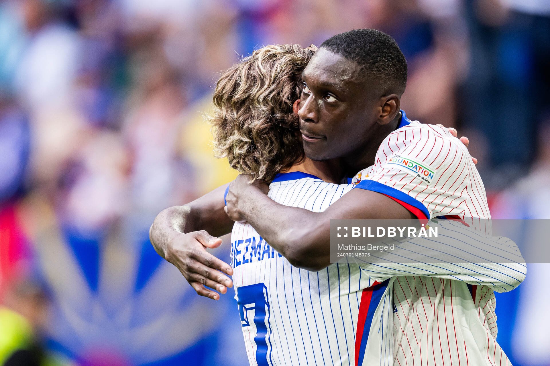 Antoine Griezmann and Randal Kolo Muani of France celebrate