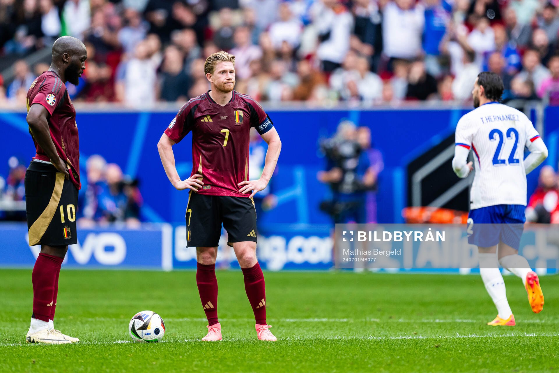 Romelu Lukaku and Kevin De Bruyne of Belgium look dejected