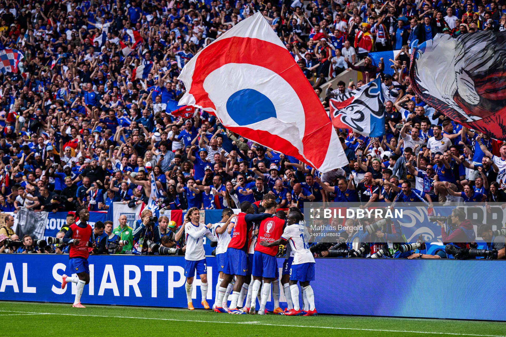 Randal Kolo Muani of France celebrates with the team