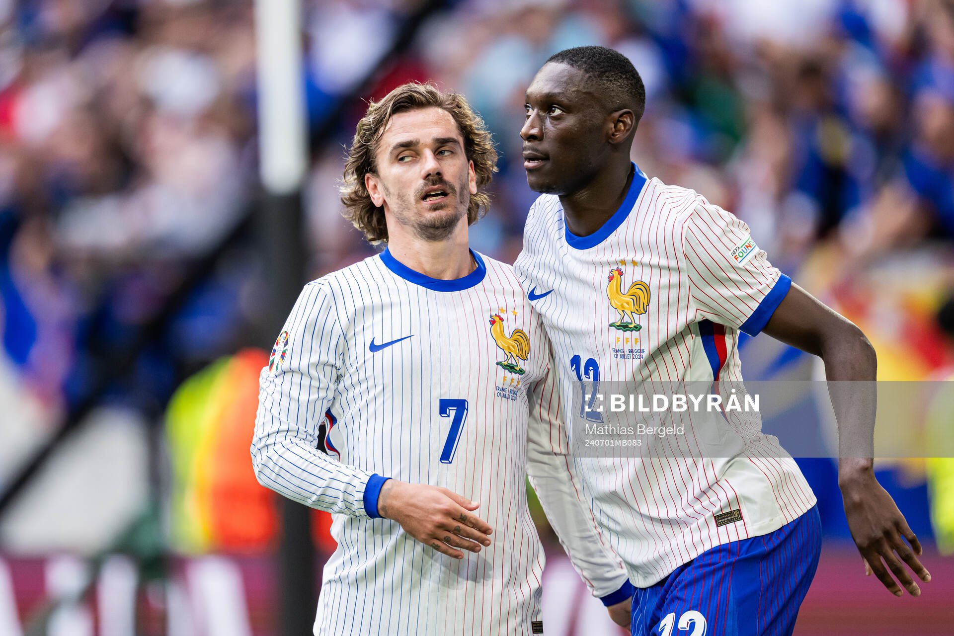 Antoine Griezmann and Randal Kolo Muani of France celebrate