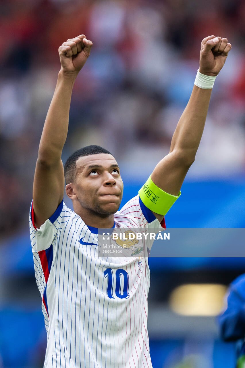 Kylian Mbappé of France celebrates