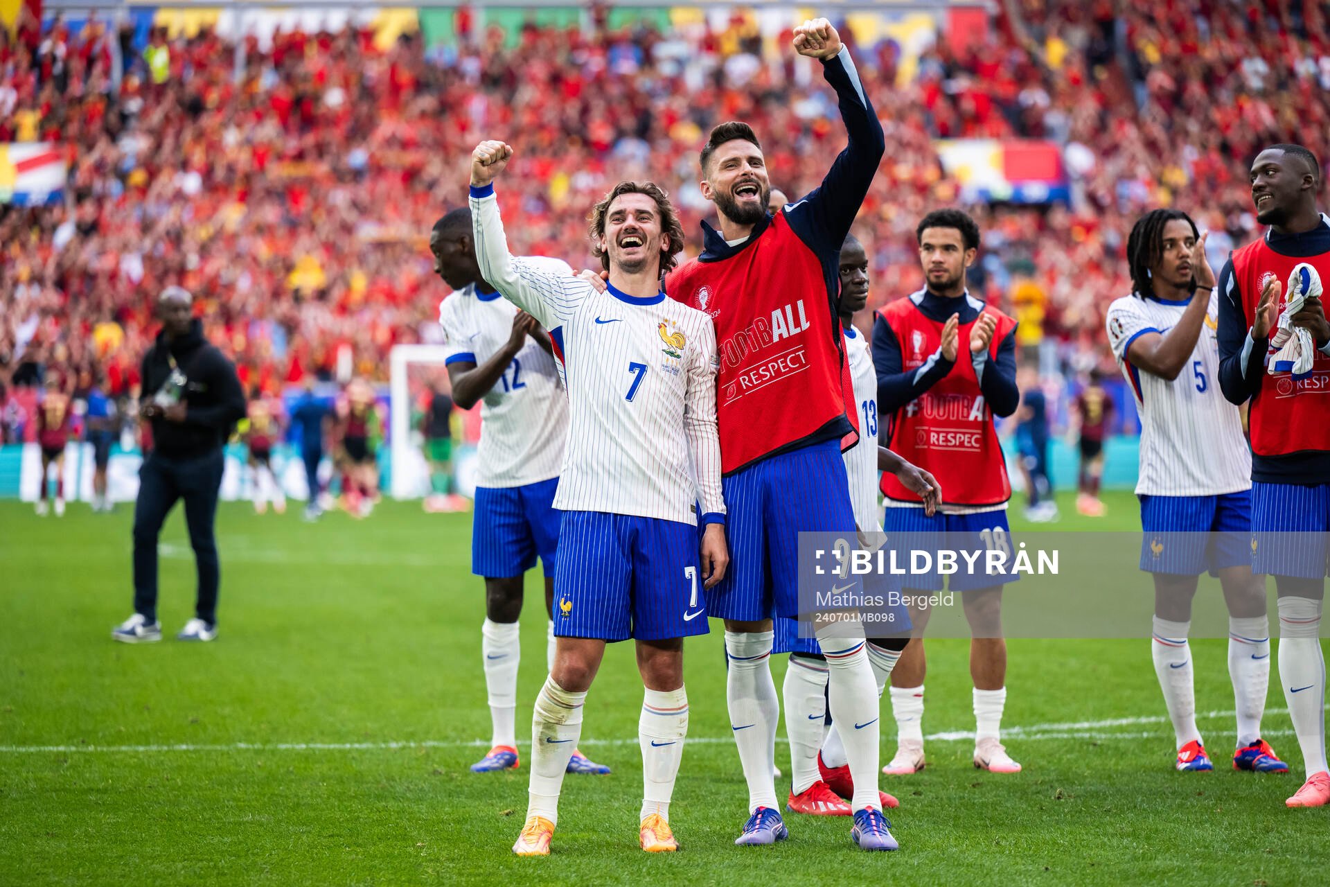 Antoine Griezmann and Olivier Giroud of France celebrate