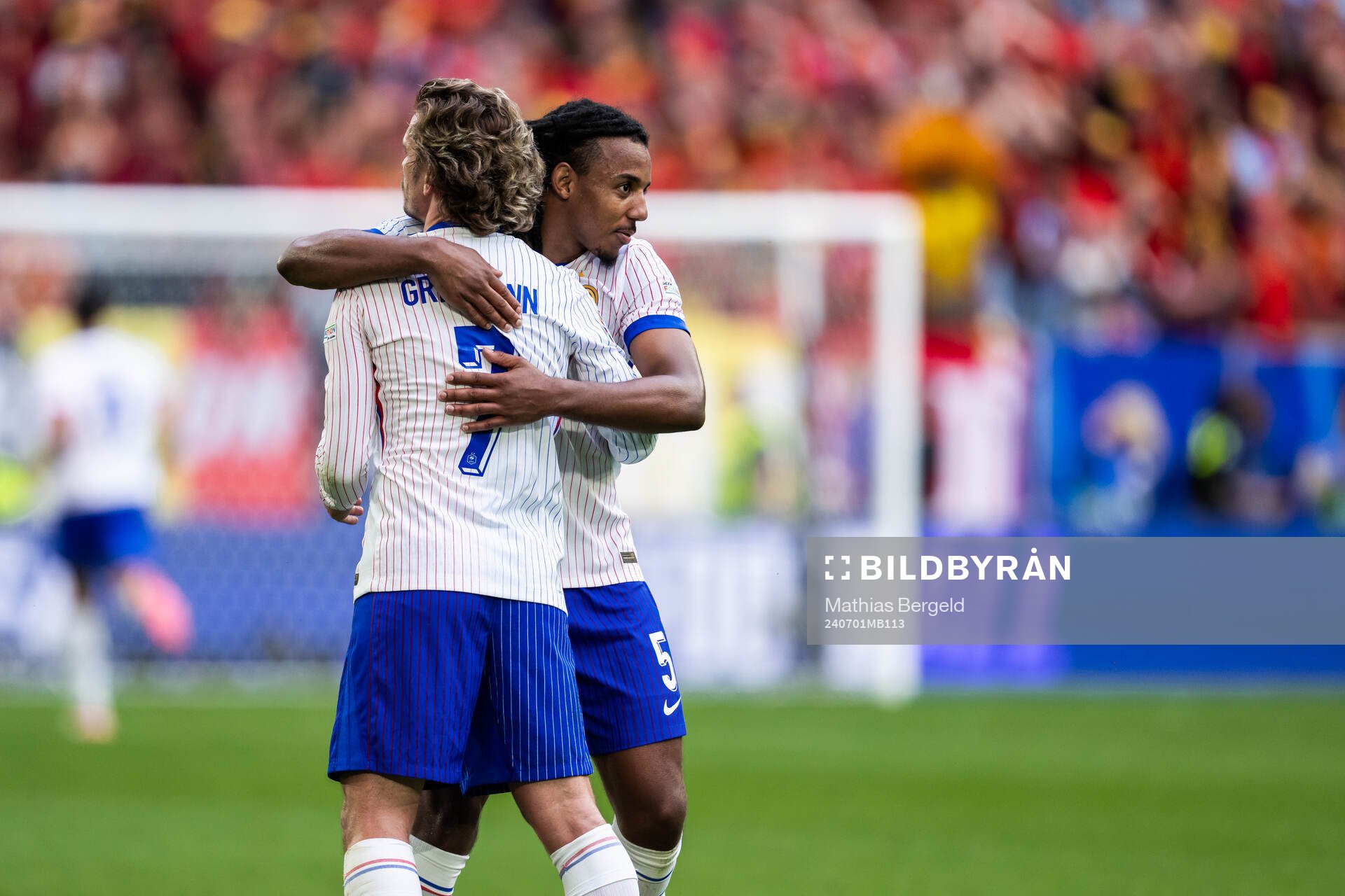 Antoine Griezmann and Jules Koundé of France celebrate
