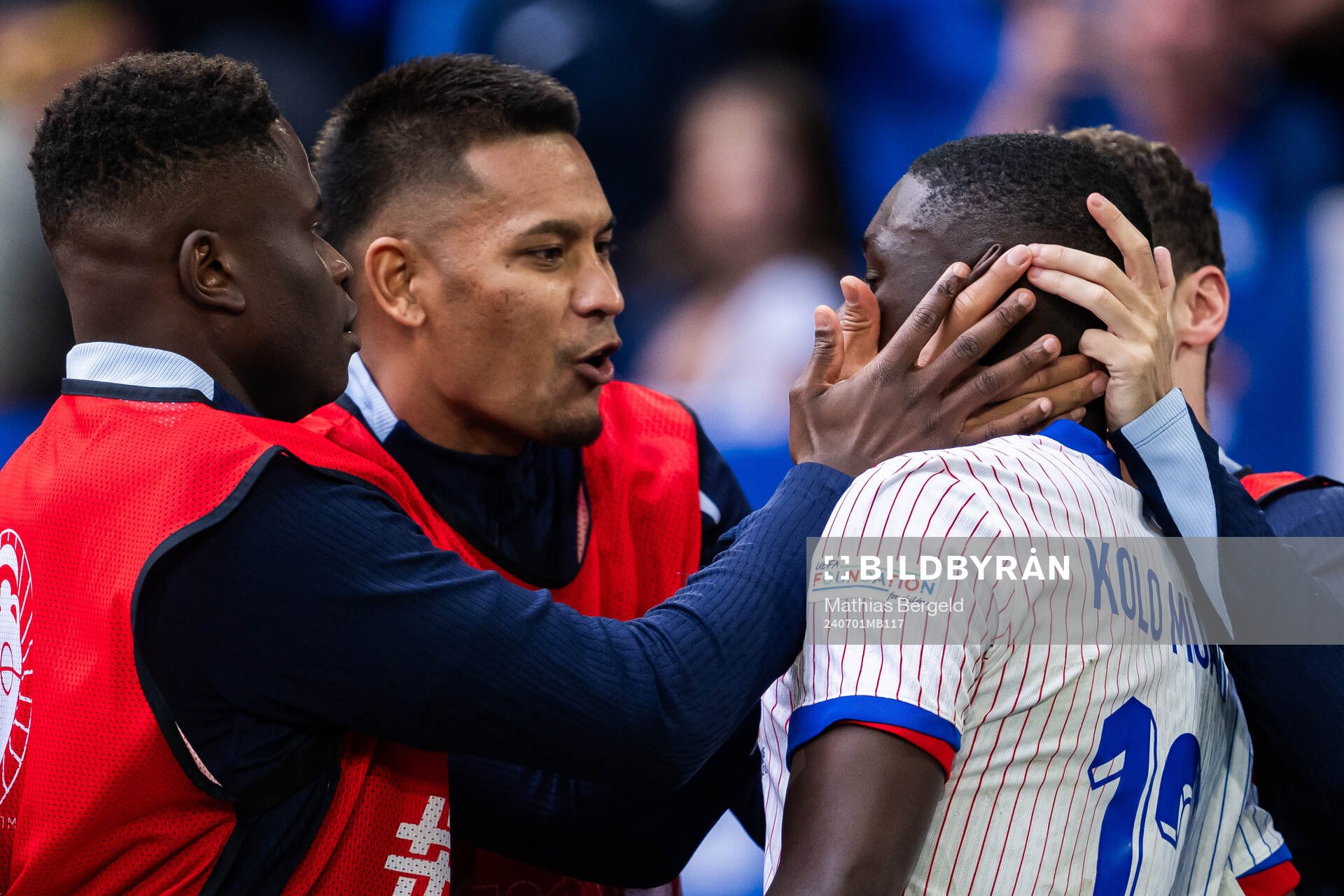 Randal Kolo Muani of France celebrate