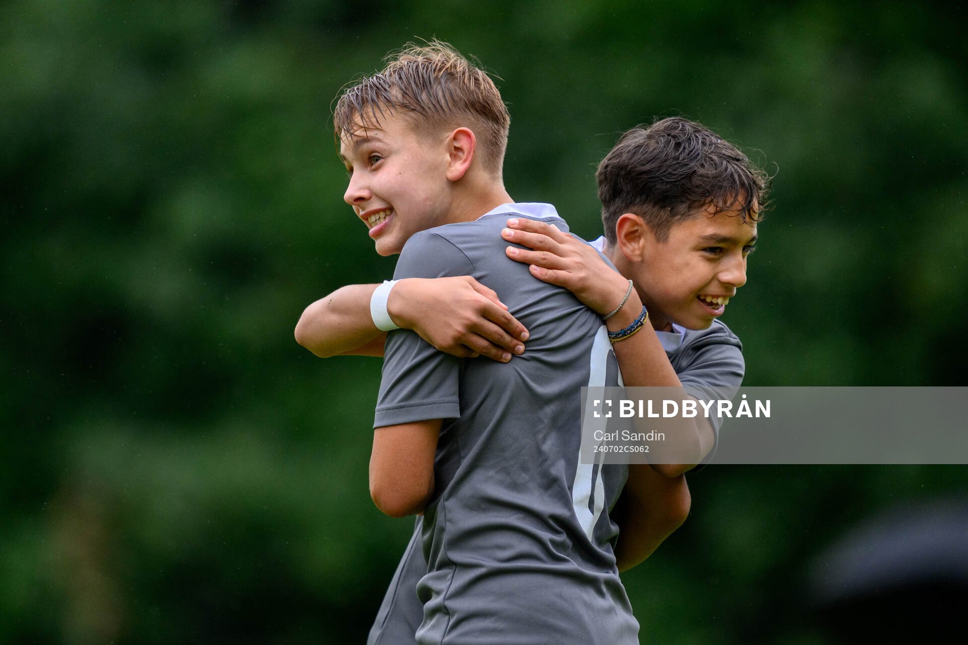 Harry Gruneus, IF Brommapojkarna och Isak Bozian, IF Brommapojkarna jublar under en fotbollsmatch på SvFF:s riksläger för P15 den 2 juli 2024 i Halmstad.