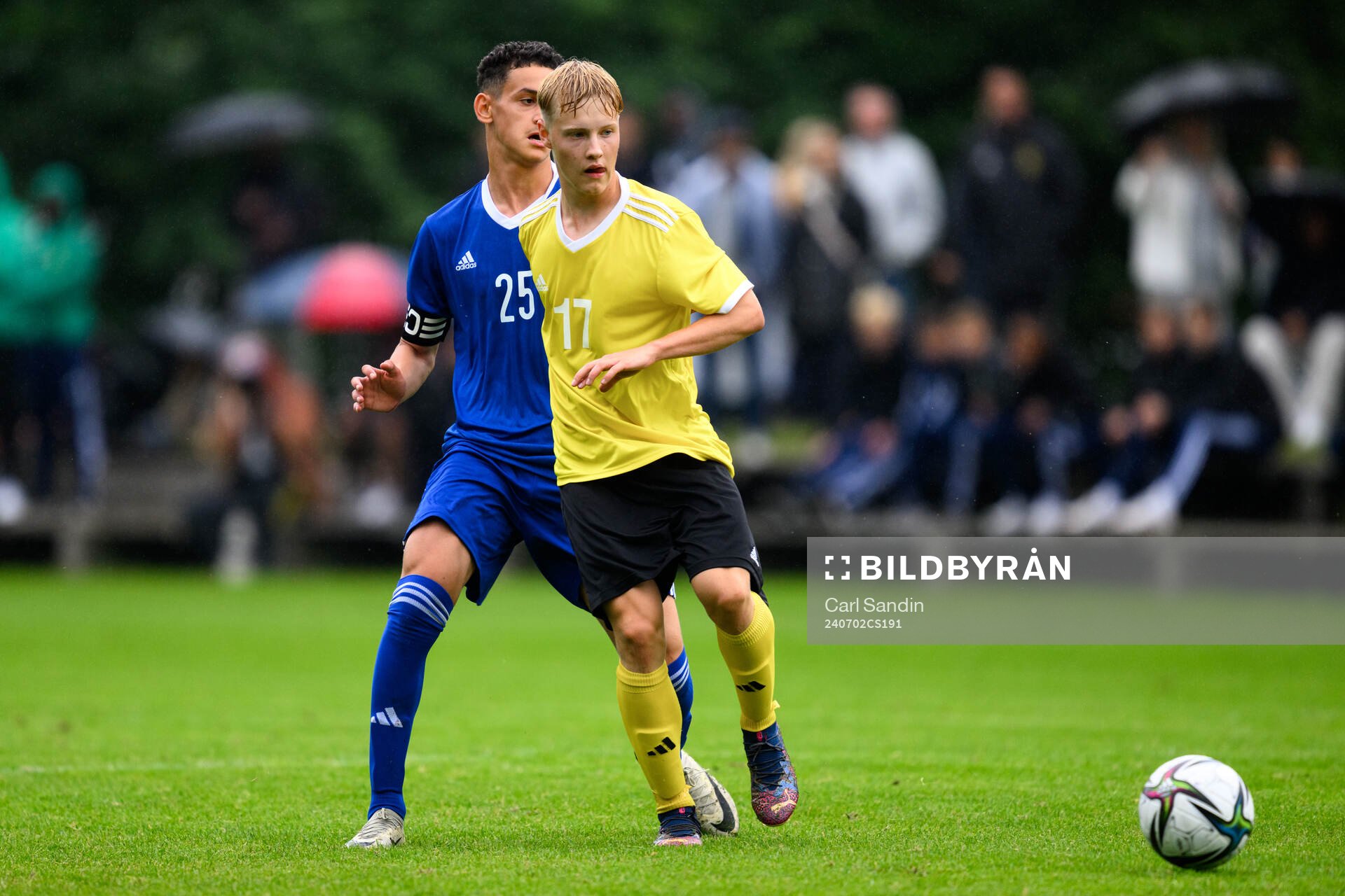 David Malki, Syrianska FC och Elliot Bottomley, BK Astrio under en fotbollsmatch på SvFF:s riksläger för P15 den 2 juli 2024 i Halmstad. 
