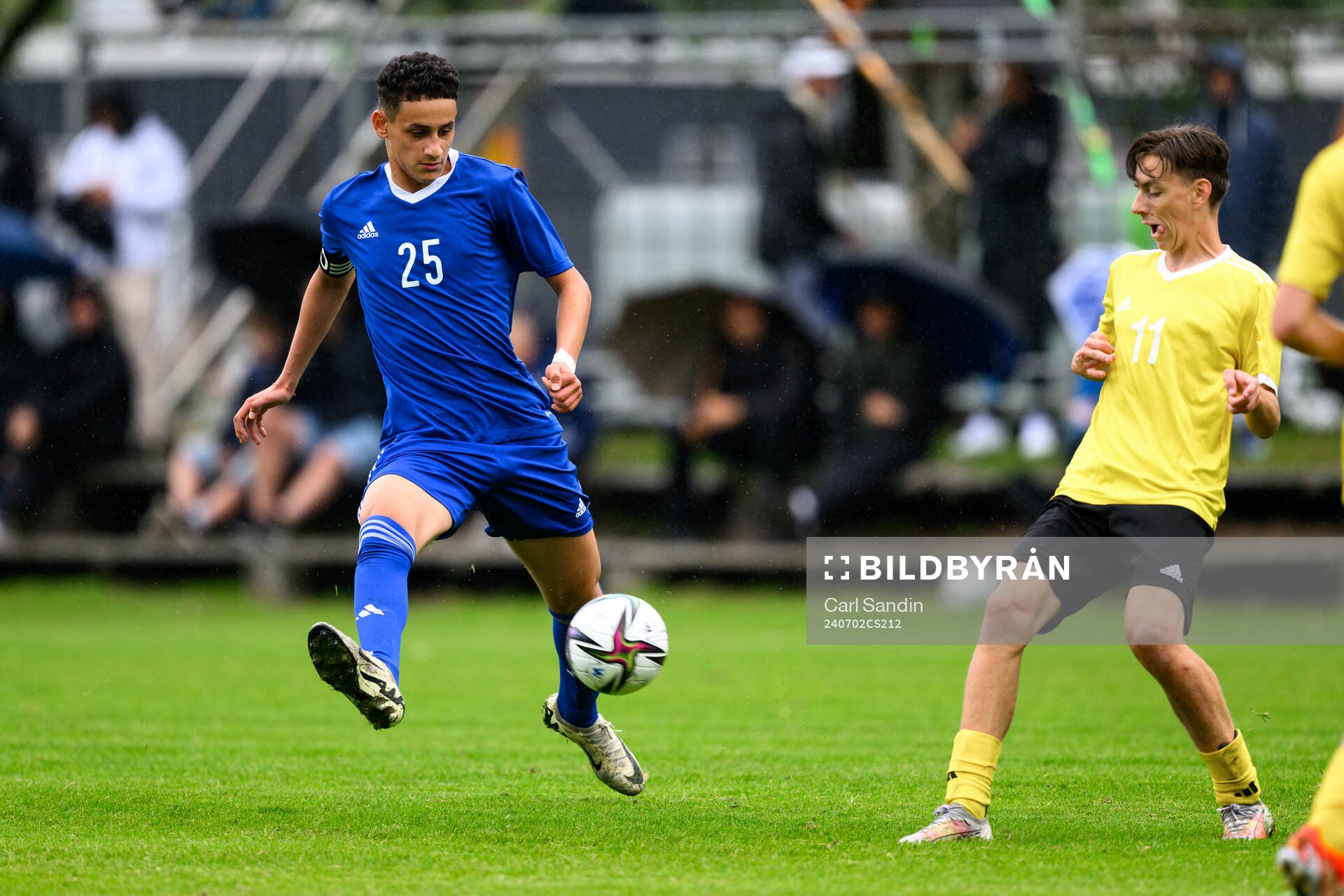David Malki, Syrianska FC och Carl Grindange, Sollentuna FK under en fotbollsmatch på SvFF:s riksläger för P15 den 2 juli 2024 i Halmstad. 
