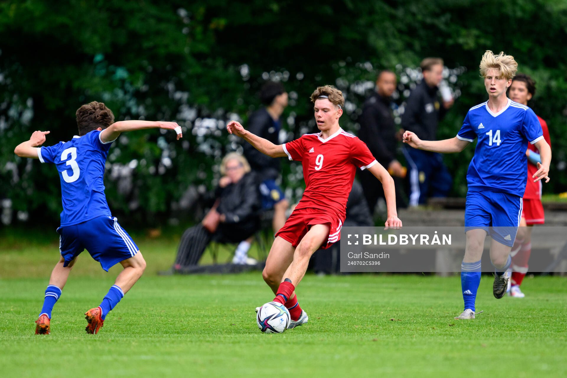 David Aronsson, IF Elfsborg och Walter Johansson, FC Gute under en fotbollsmatch på SvFF:s riksläger för P15 den 2 juli 2024 i Halmstad. 
