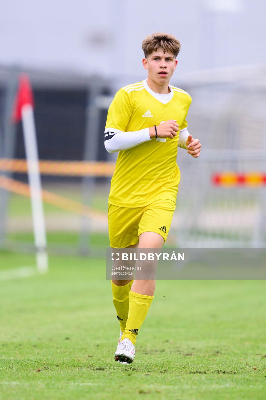 Oliver Djurci, IF Brommapojkarna under en fotbollsmatch på SvFF:s riksläger för P15 den 2 juli 2024 i Halmstad. 
