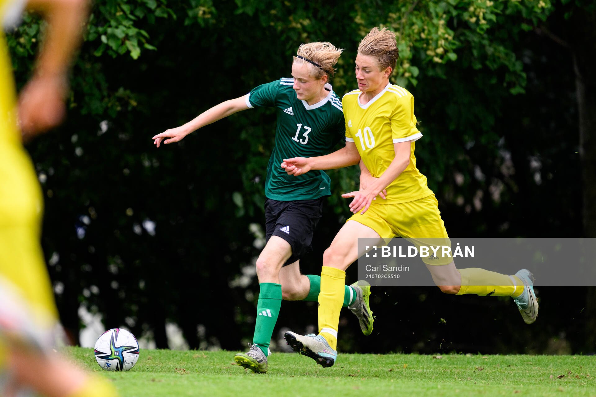 Sam Emanuelsson, Falkenbergs FF och Ebbe Eklöv, Östersunds FK under en fotbollsmatch på SvFF:s riksläger för P15 den 2 juli 2024 i Halmstad. 