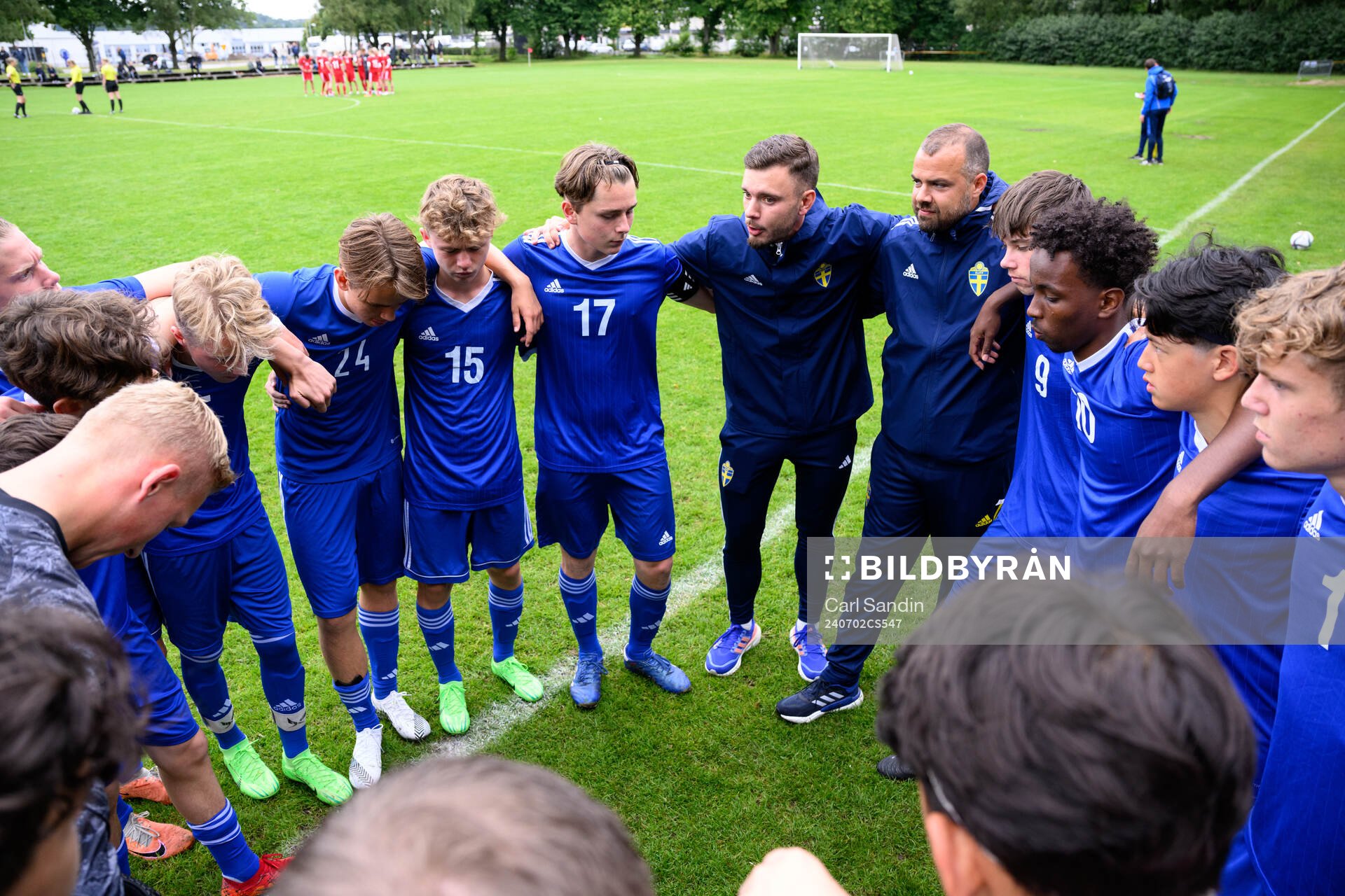 Spelare och ledare i lag 6 samlas