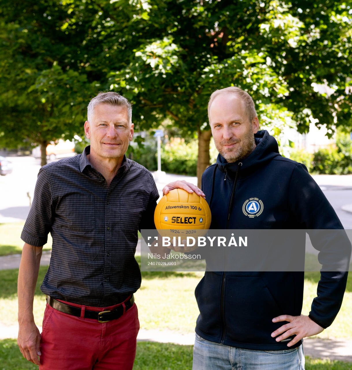 Michael Brundin representerar IFK Sundsvall som totalt spelat i allsvenskan fem säsonger. Här överlämnar Robert Johansson, SEF, den officiella retormatchbollen från Select den 2 juli 2024 i Sundsvall.