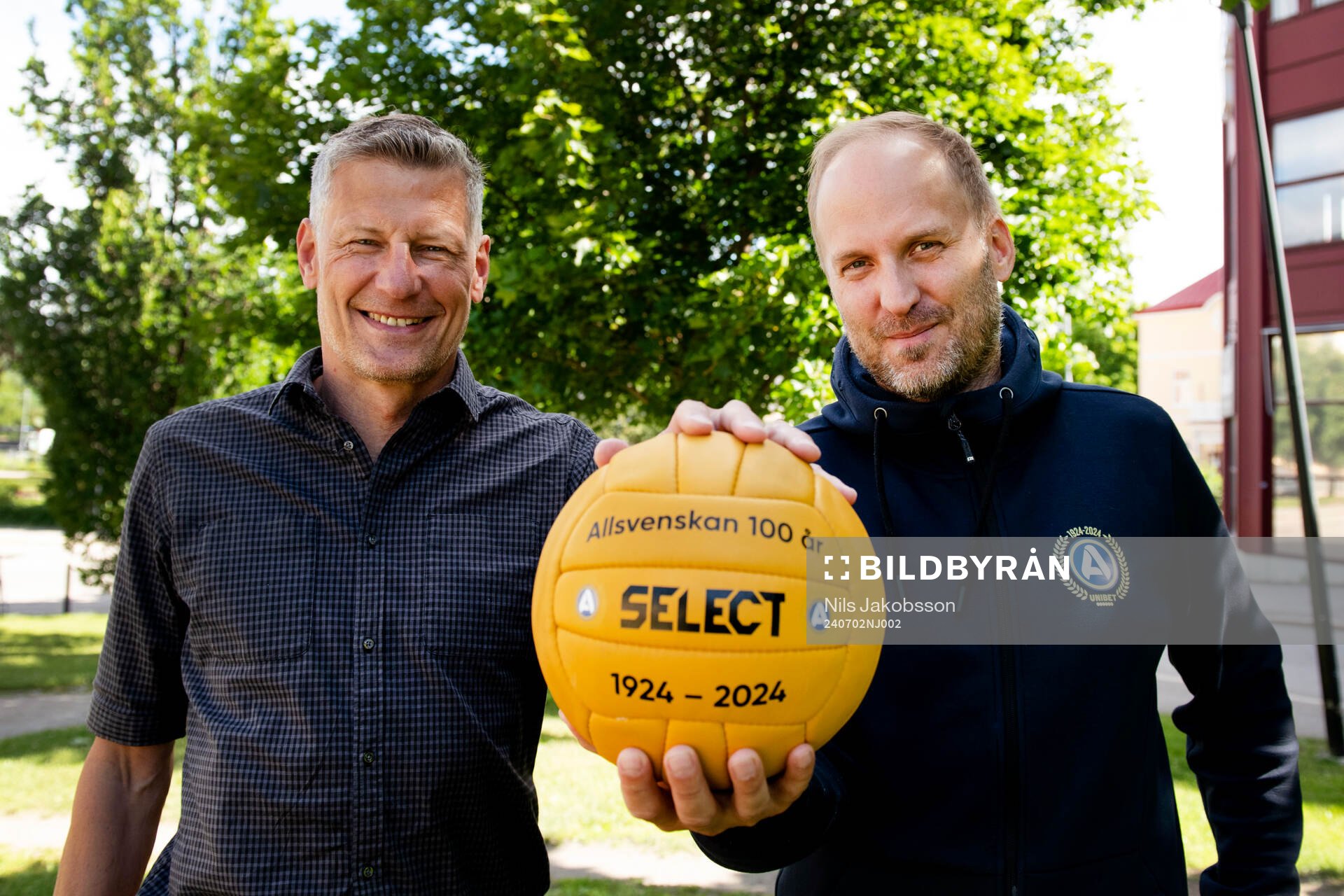 Michael Brundin representerar IFK Sundsvall som totalt spelat i allsvenskan fem säsonger. Här överlämnar Robert Johansson, SEF, den officiella retormatchbollen från Select den 2 juli 2024 i Sundsvall.