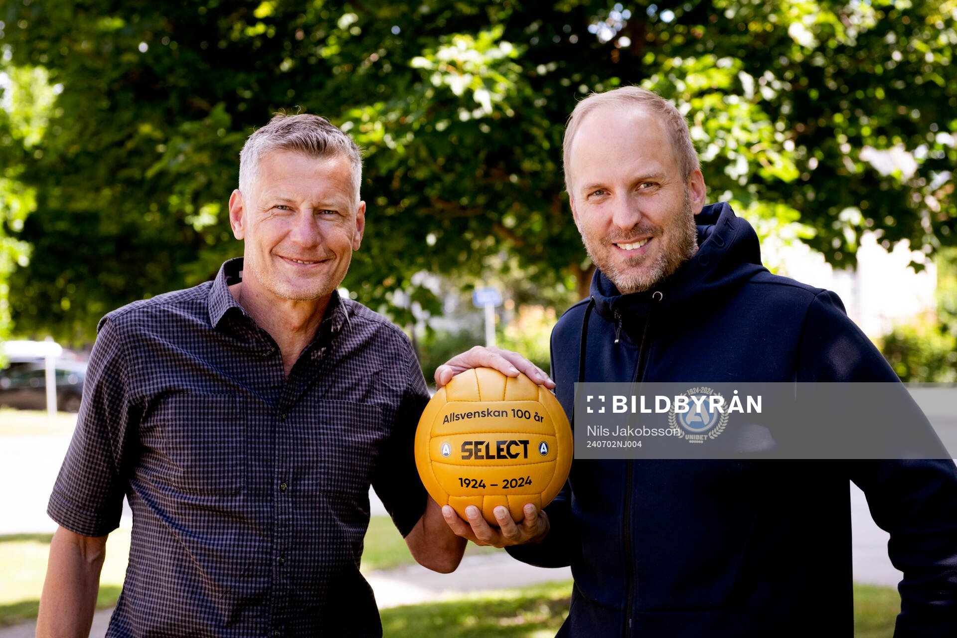 Michael Brundin representerar IFK Sundsvall som totalt spelat i allsvenskan fem säsonger. Här överlämnar Robert Johansson, SEF, den officiella retormatchbollen från Select den 2 juli 2024 i Sundsvall. 