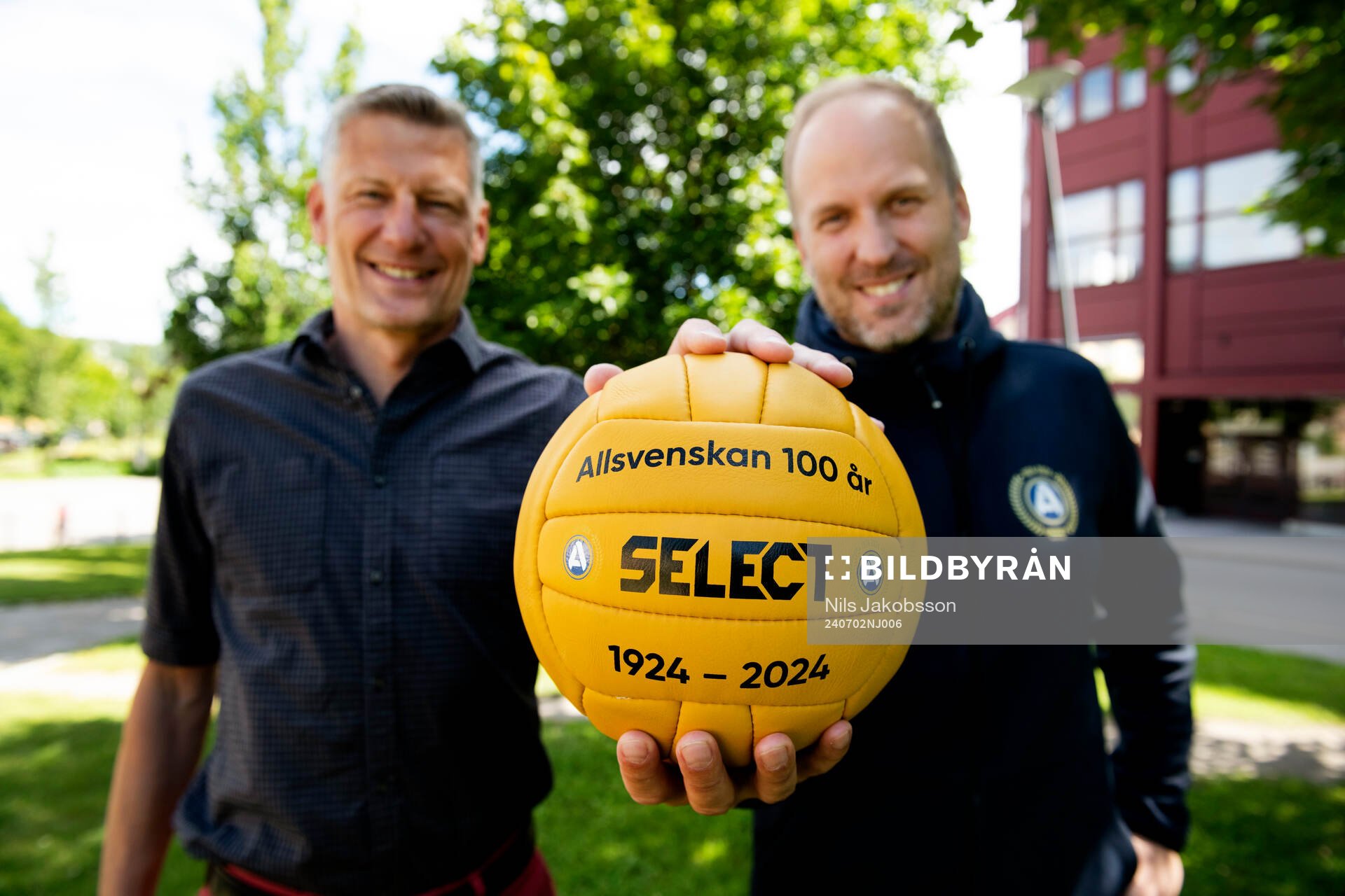 Michael Brundin representerar IFK Sundsvall som totalt spelat i allsvenskan fem säsonger. Här överlämnar Robert Johansson, SEF, den officiella retormatchbollen från Select den 2 juli 2024 i Sundsvall.
