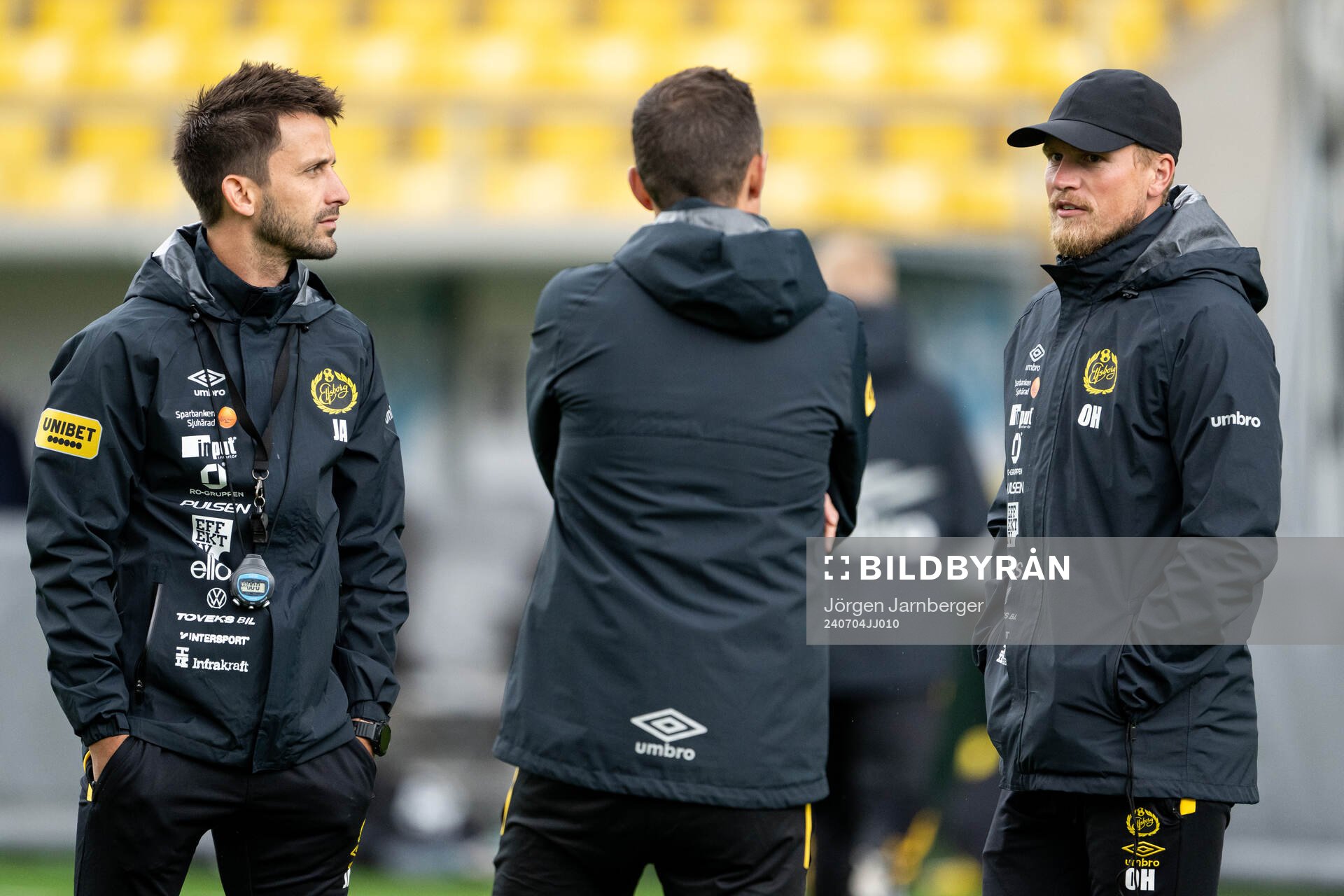 Assisterande tränare Javier Agenjo Duran, Fredrik Ahlstrand (rygg mot kameran) och manager Oscar Hiljemark under en träning med Elfsborg den 4 juli 2024 i Borås.