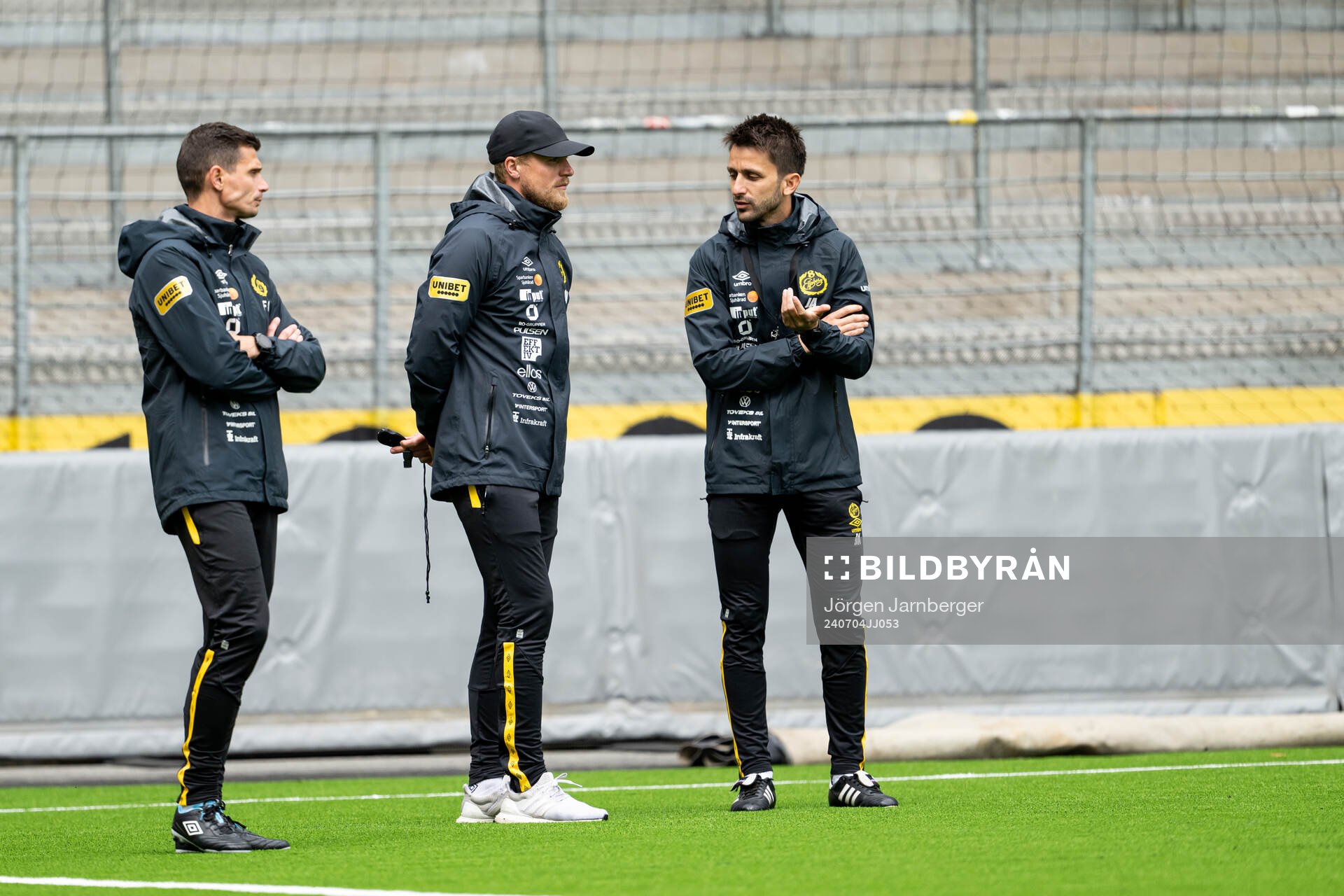 Assisterande tränare Fredrik Ahlstrand, manager Oscar Hiljemark och assisterande tränare Javier Agenjo Duran under en träning med Elfsborg den 4 juli 2024 i Borås.