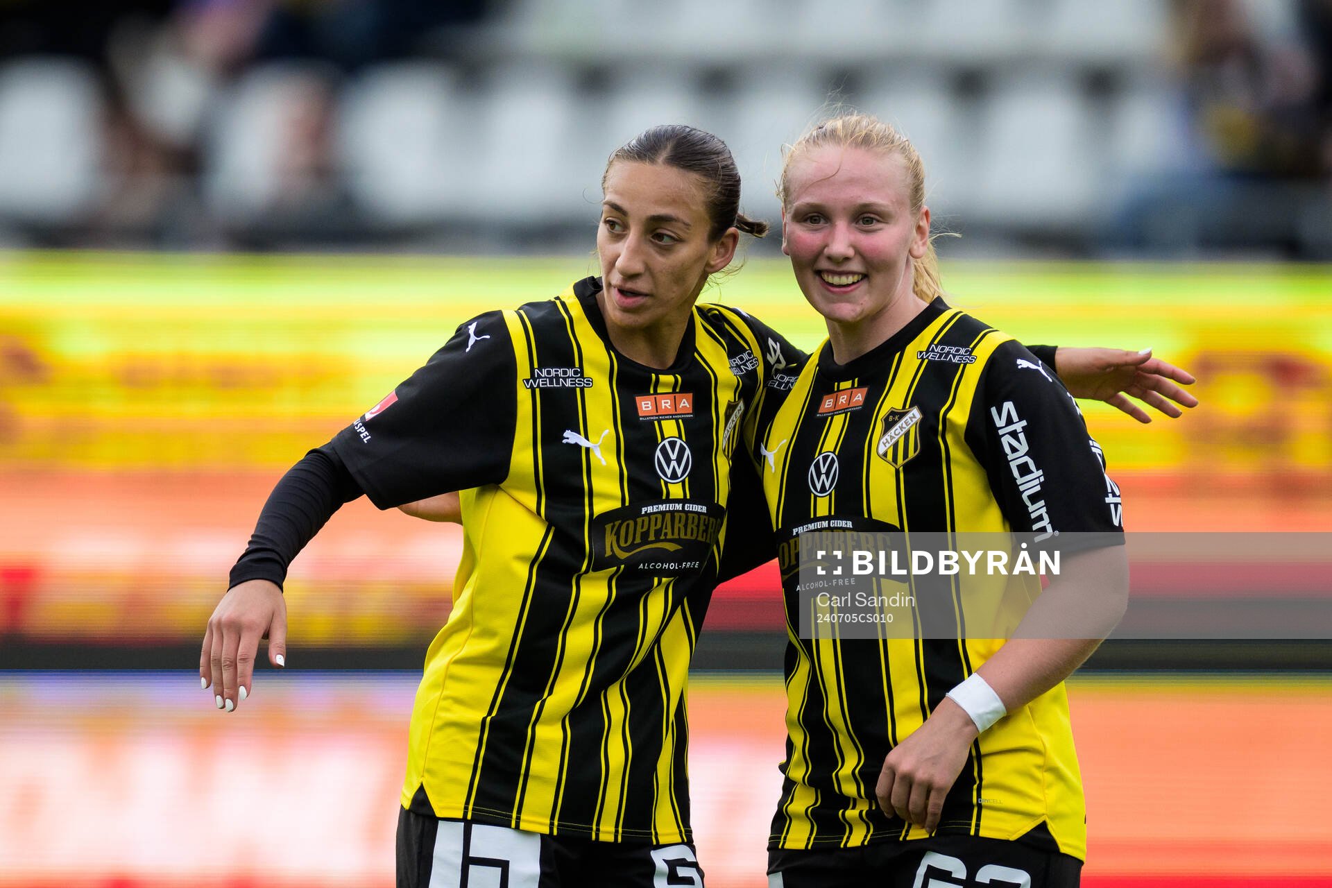 Häckens Rusul Rosa Kafaji och Johanna Fossdalsá Sørensen jublar efter 2-0 under fotbollsmatchen i Damallsvenskan mellan Häcken och Trelleborg den 5 juli 2024 i Göteborg. 