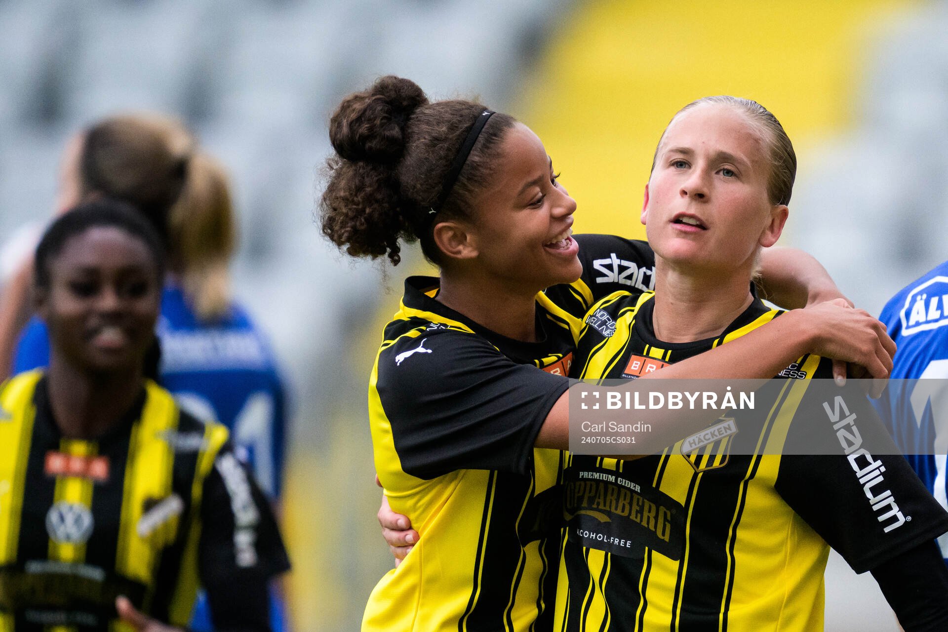 Häckens Felicia Schröder och Filippa Curmark jublar
