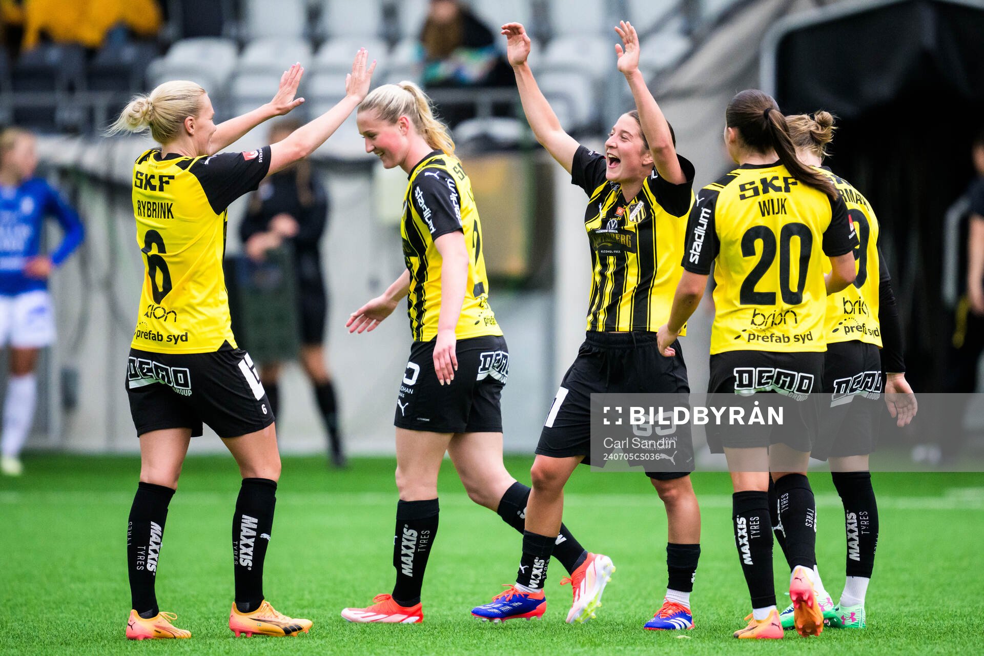 Häckens Ruby Grant jublar med lagkamrater