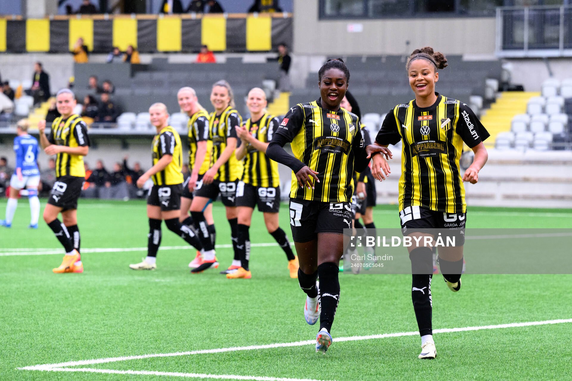 Häckens Monica Jusu Bah och Felicia Schröder jublar