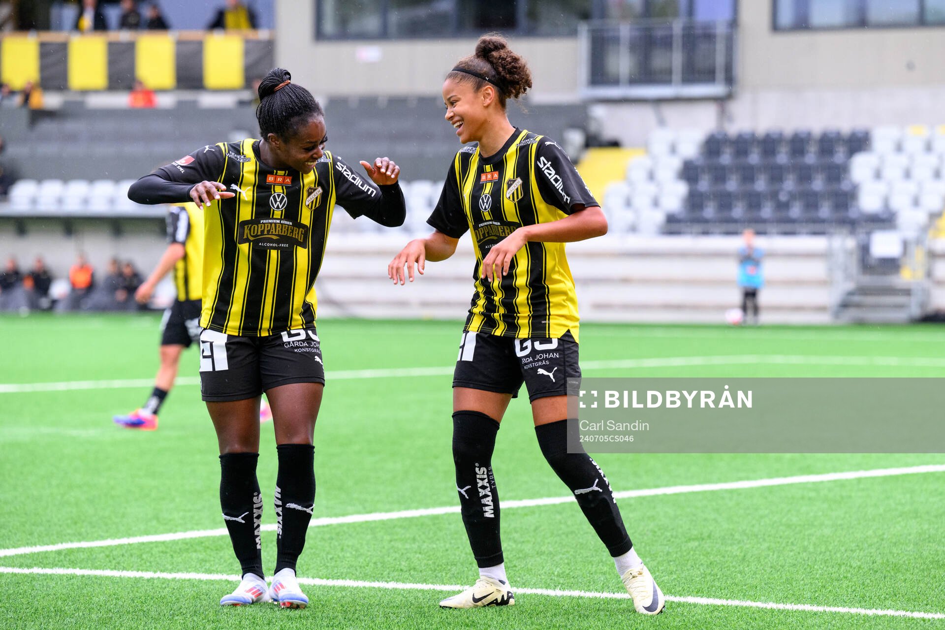Häckens Monica Jusu Bah och Felicia Schröder jublar