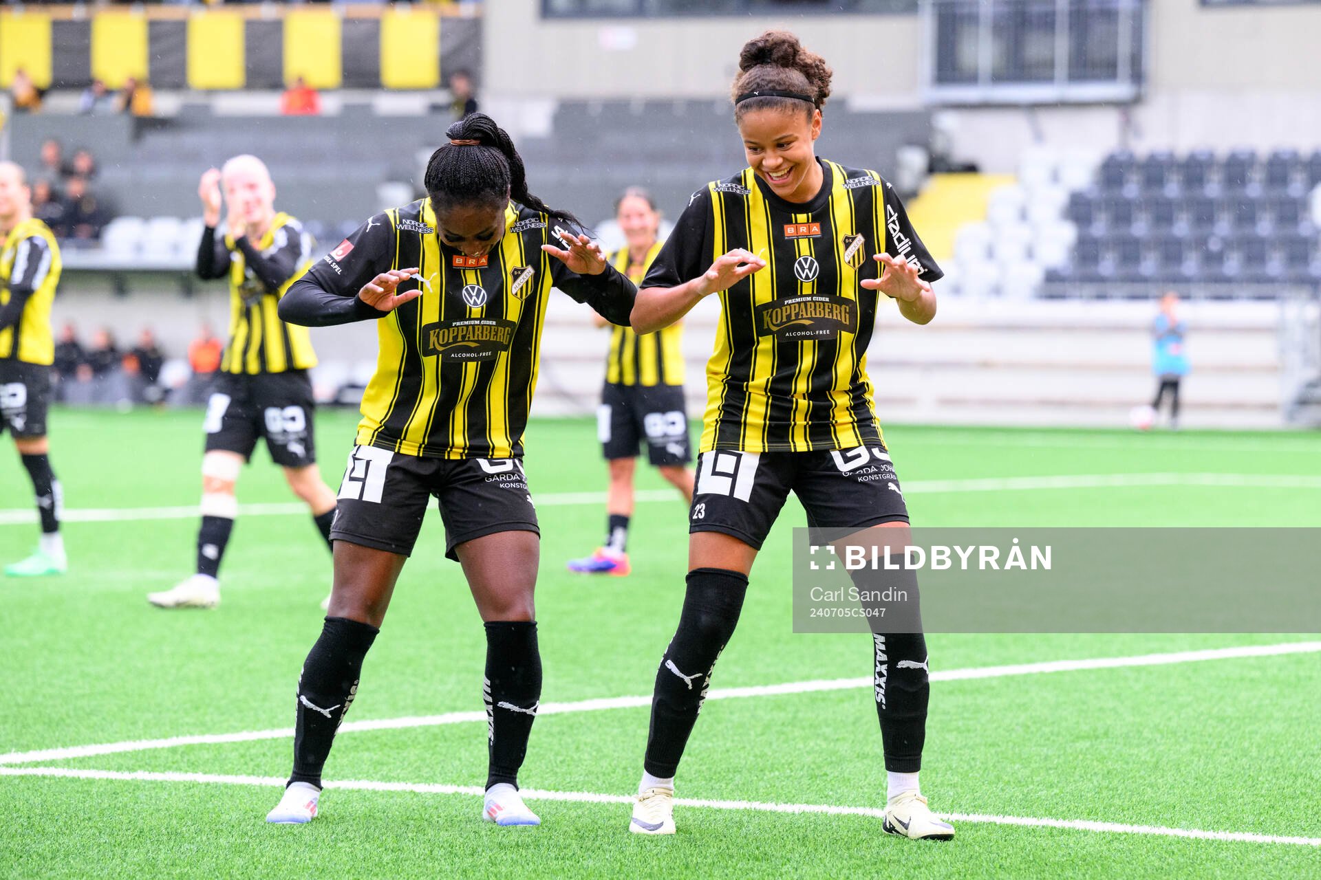 Häckens Monica Jusu Bah och Felicia Schröder jublar
