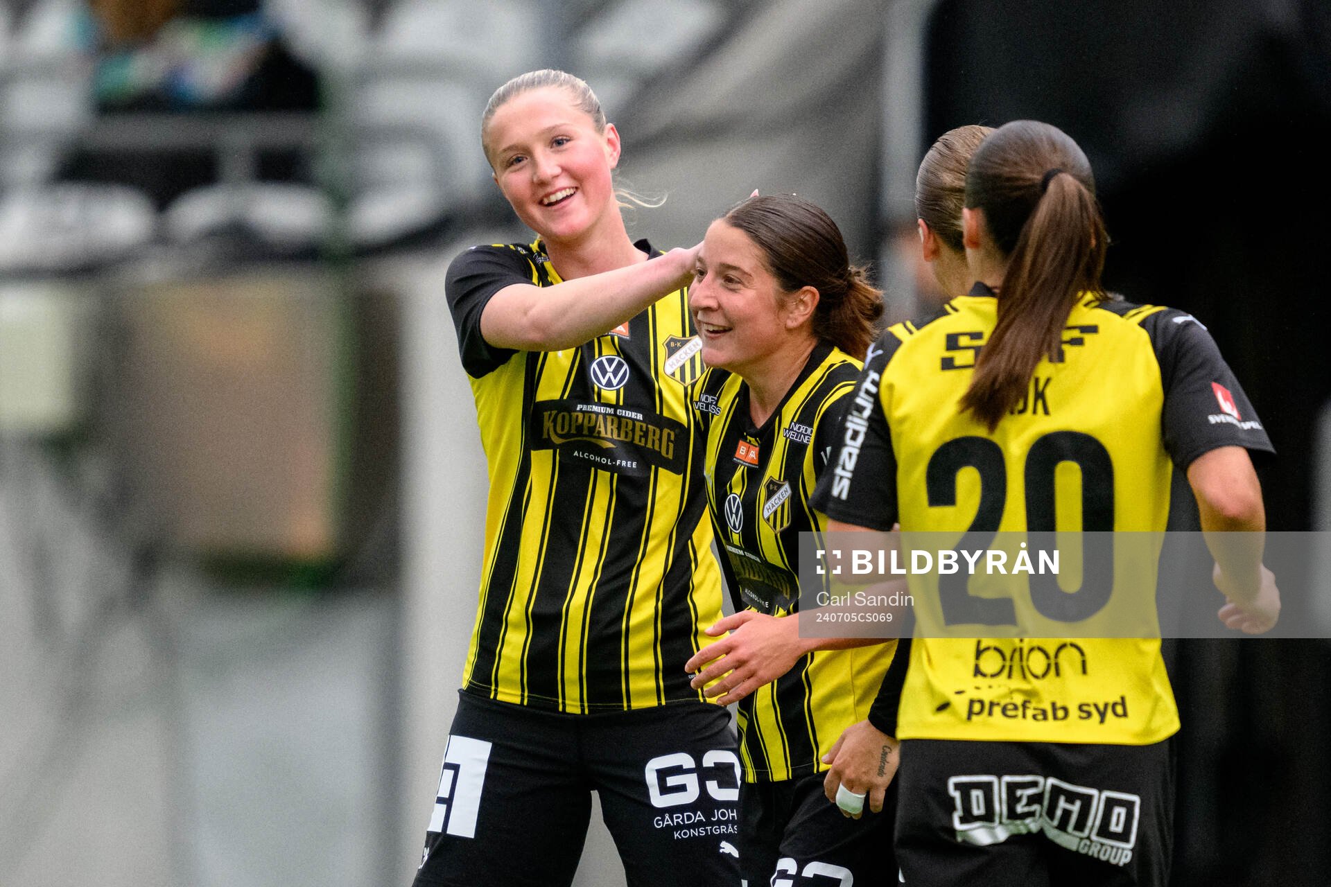 Häckens Alexandra Larsson och Ruby Grant jublar