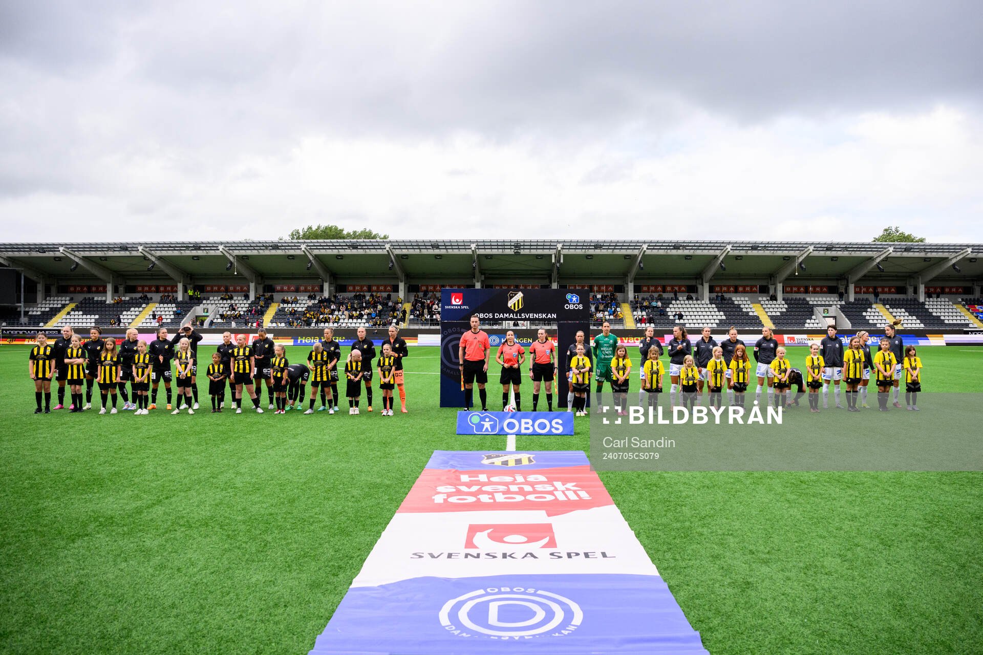 Lagen vid lineup innan fotbollsmatchen i Damallsvenskan