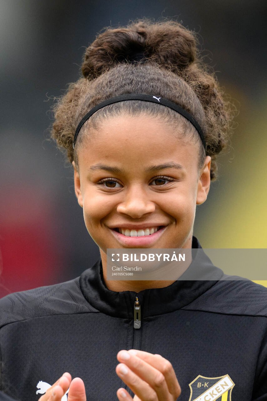 Häckens Felicia Schröder vid lineup innan fotbollsmatchen