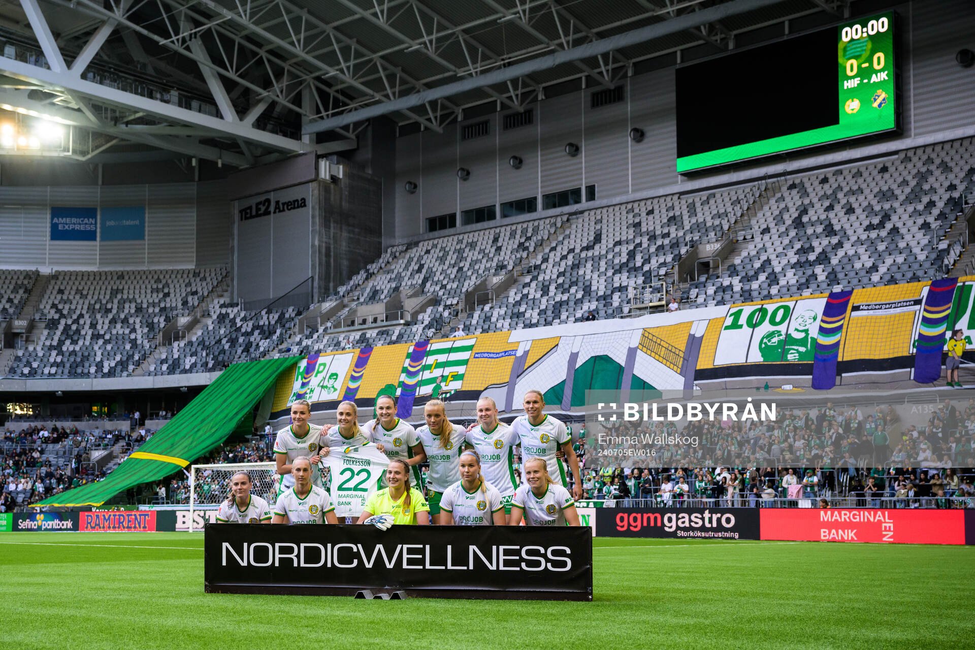 Hammarbys spelare håller upp en tröja tillägnad Klara