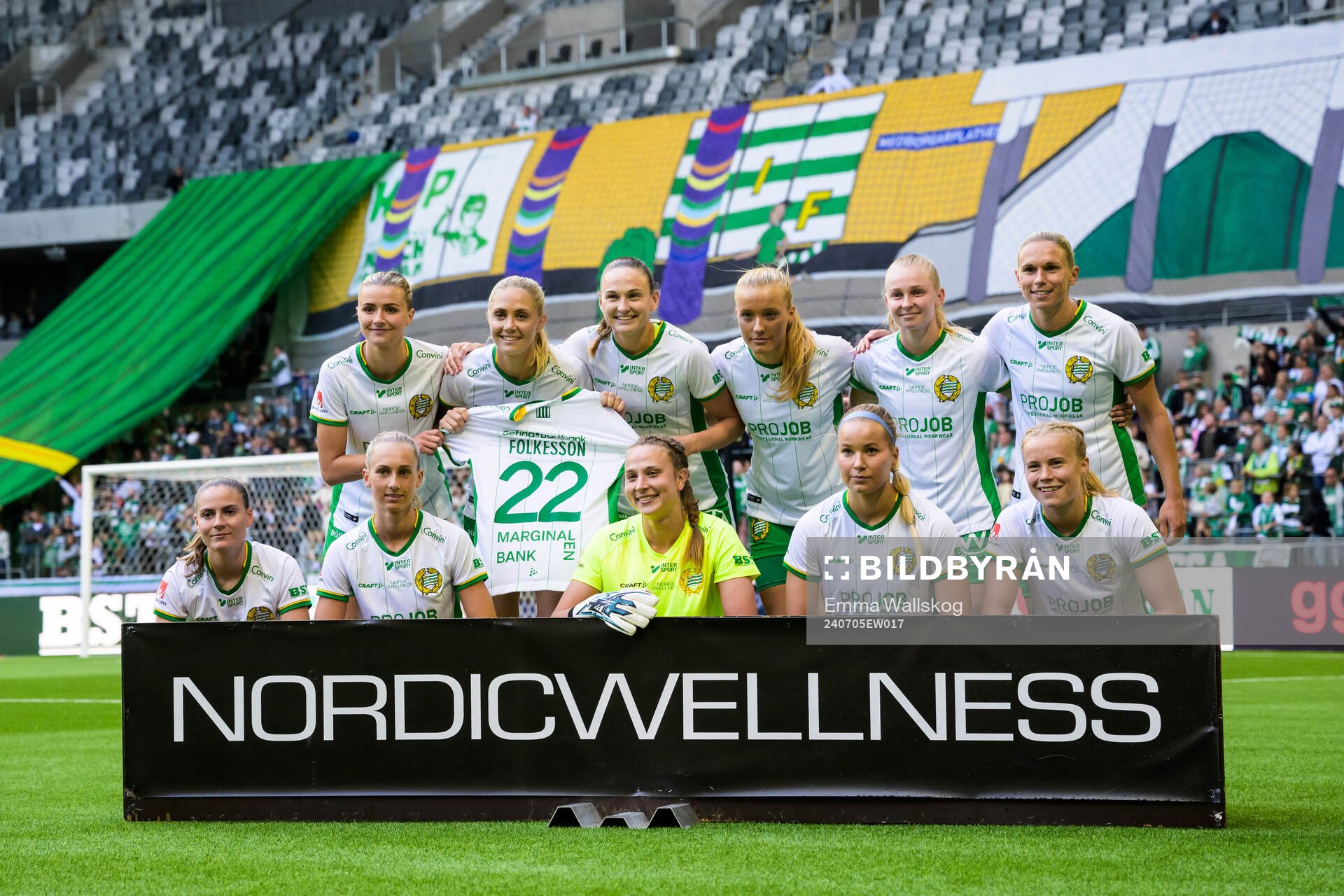 Hammarbys spelare håller upp en tröja tillägnad Klara