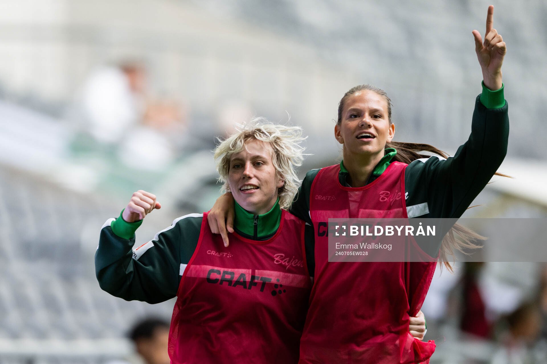 Hammarbys målvakt Moa Edrud och Bella Andersson jublar