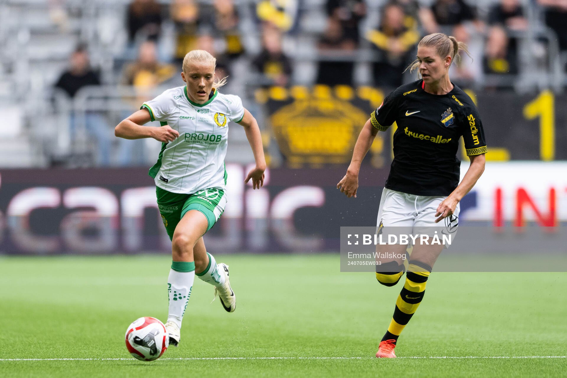 Hammarbys Smilla Holmberg och AIKs Nina Jakobsson under fotbollsmatchen i Damallsvenskan mellan Hammarby och AIK den 5 juli 2024 i Stockholm.