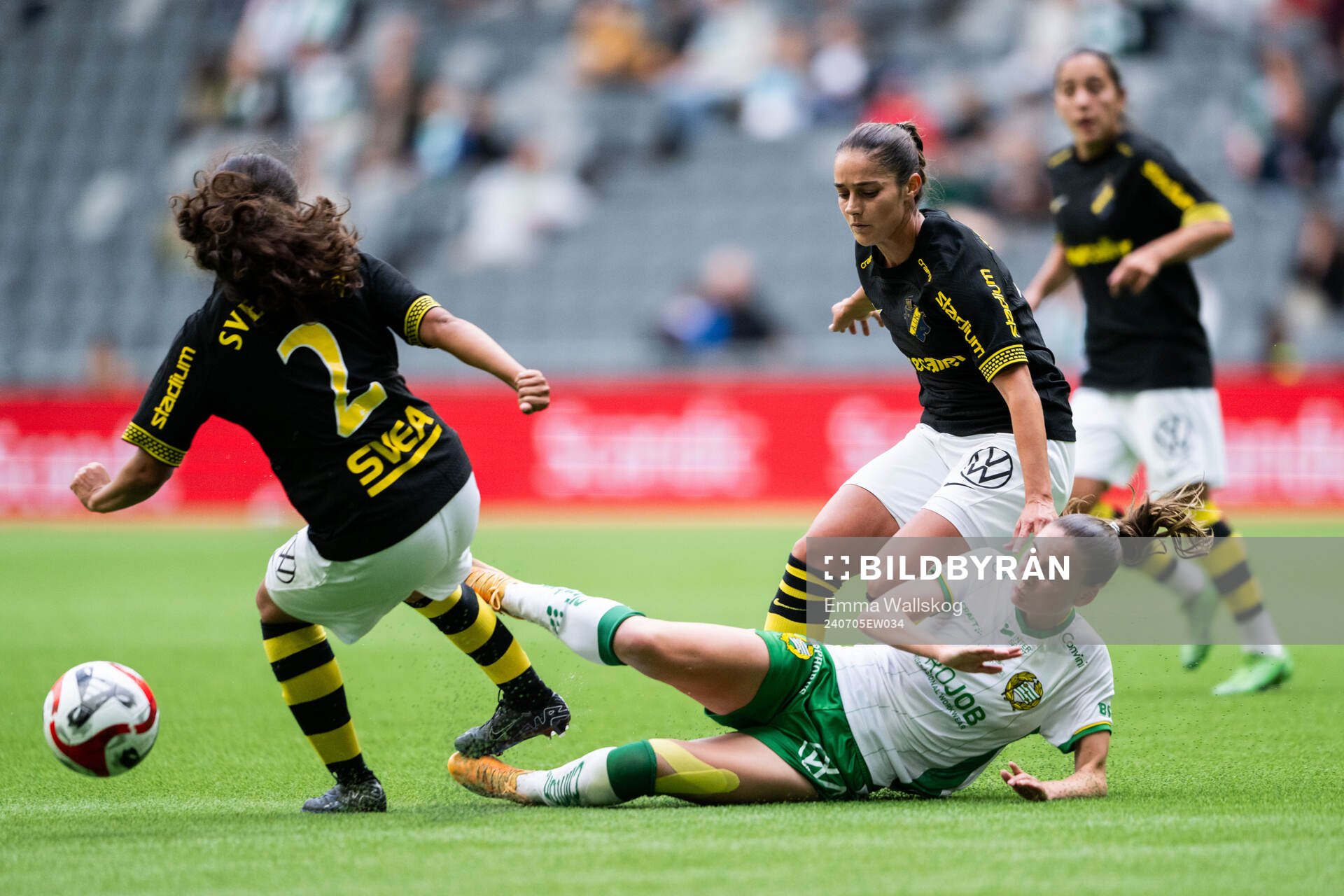 Hammarbys Smilla Vallotto mot AIKs Annika Svensson och Michelle Rojas Flores under fotbollsmatchen i Damallsvenskan mellan Hammarby och AIK den 5 juli 2024 i Stockholm.