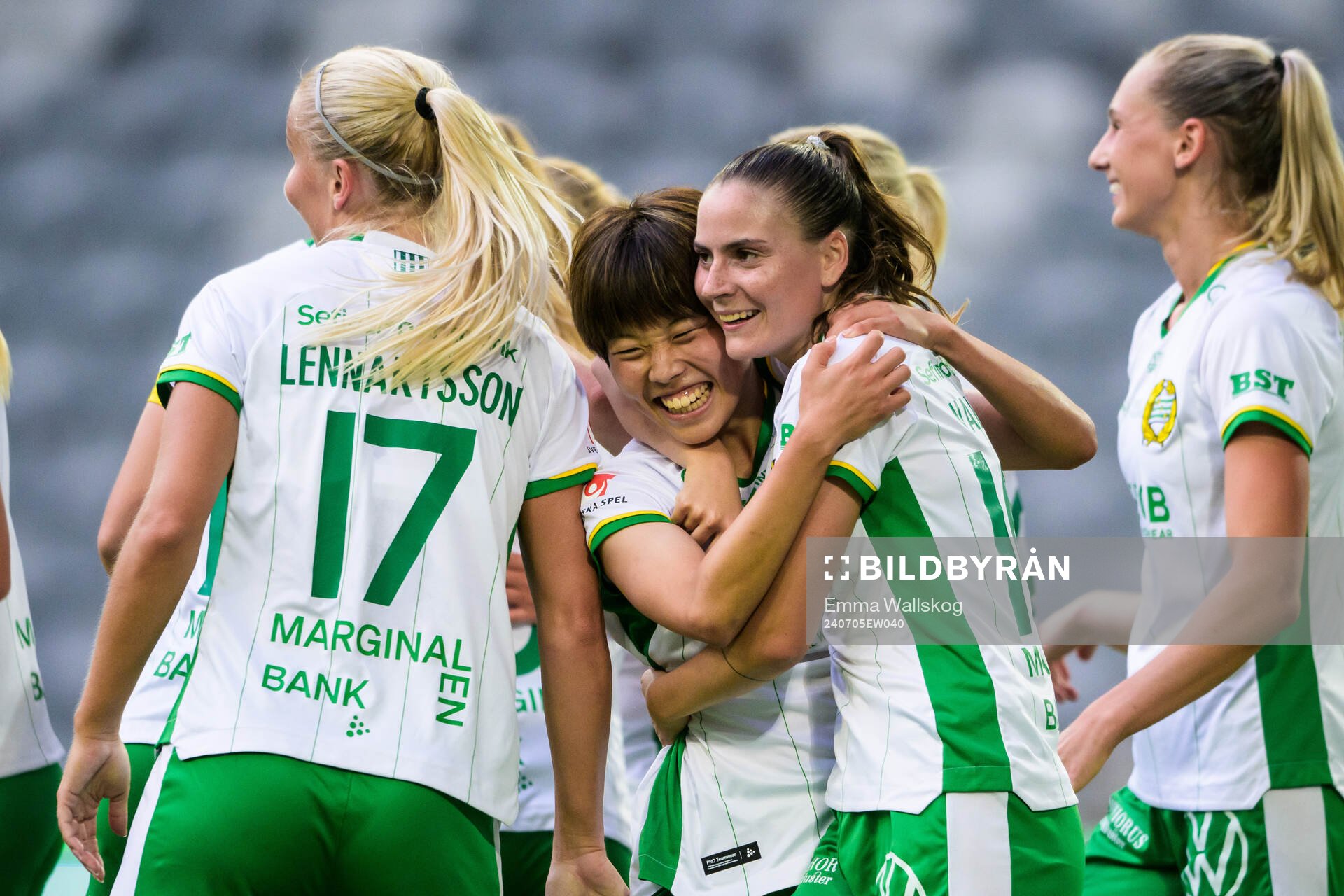 Hammarbys Suzu Amano och Smilla Vallotto jublar