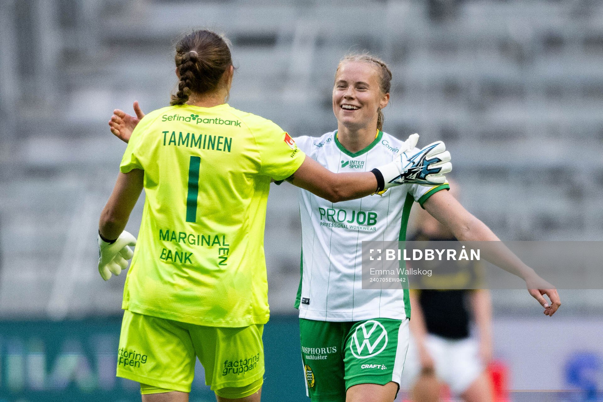 Hammarbys målvakt Anna Tamminen och Julie Blakstad jublar