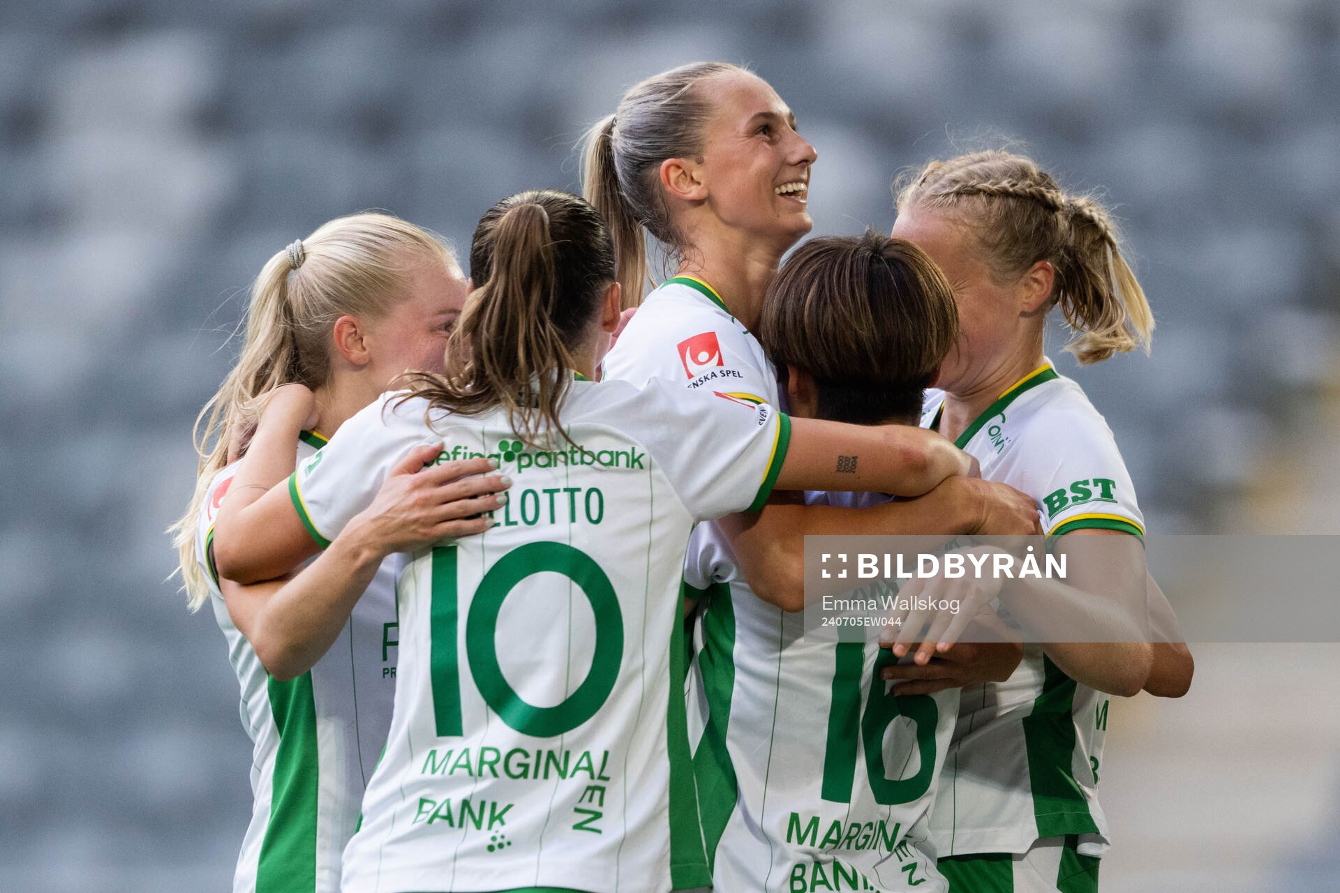Hammarbys Suzu Amano jublar med Emilie Joramo,Smilla